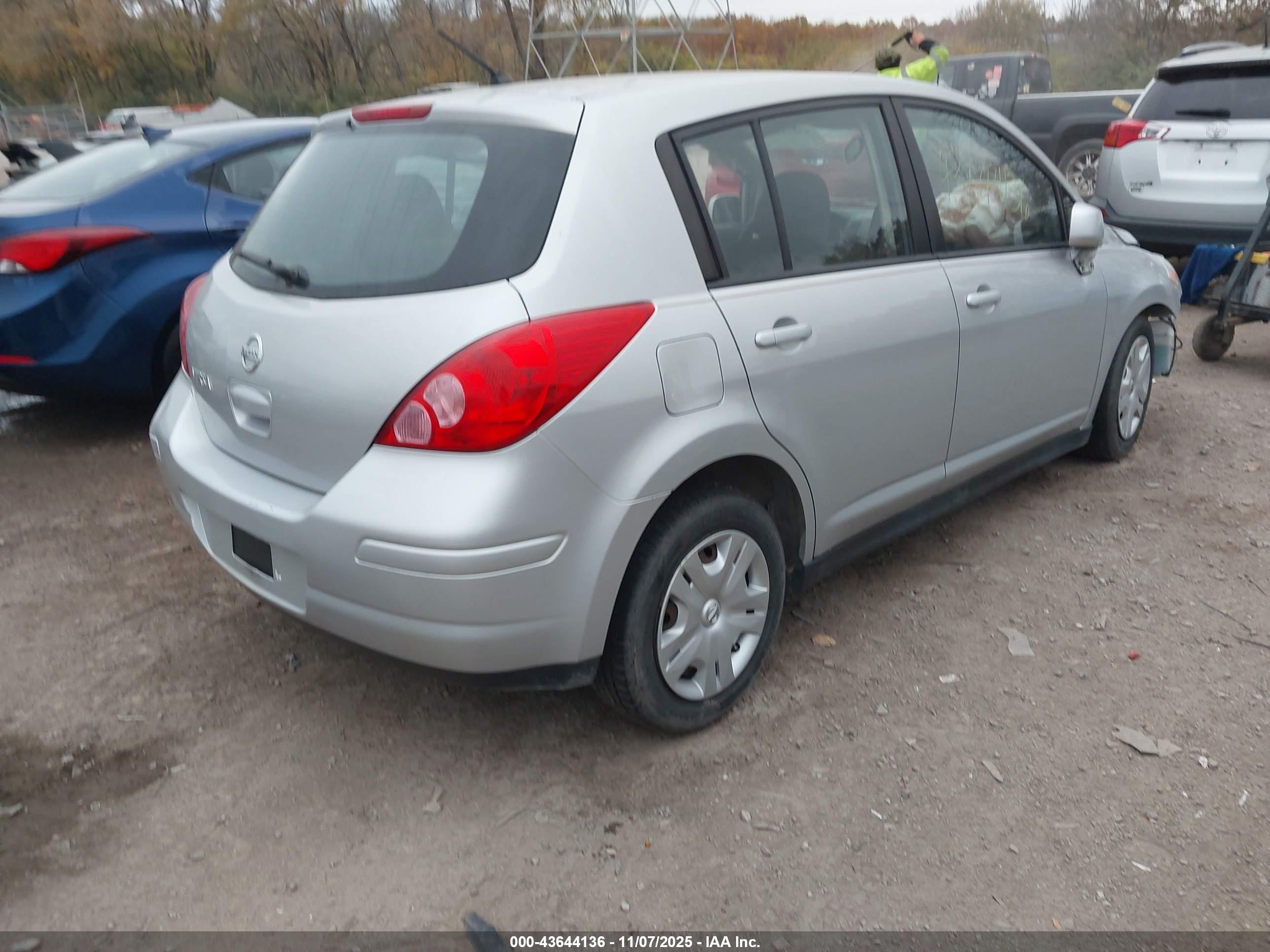 NISSAN VERSA image 4