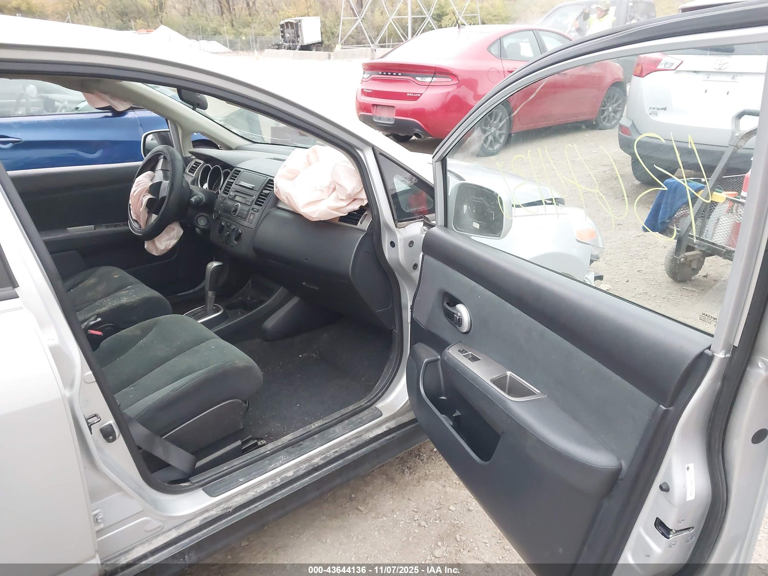 NISSAN VERSA image 5