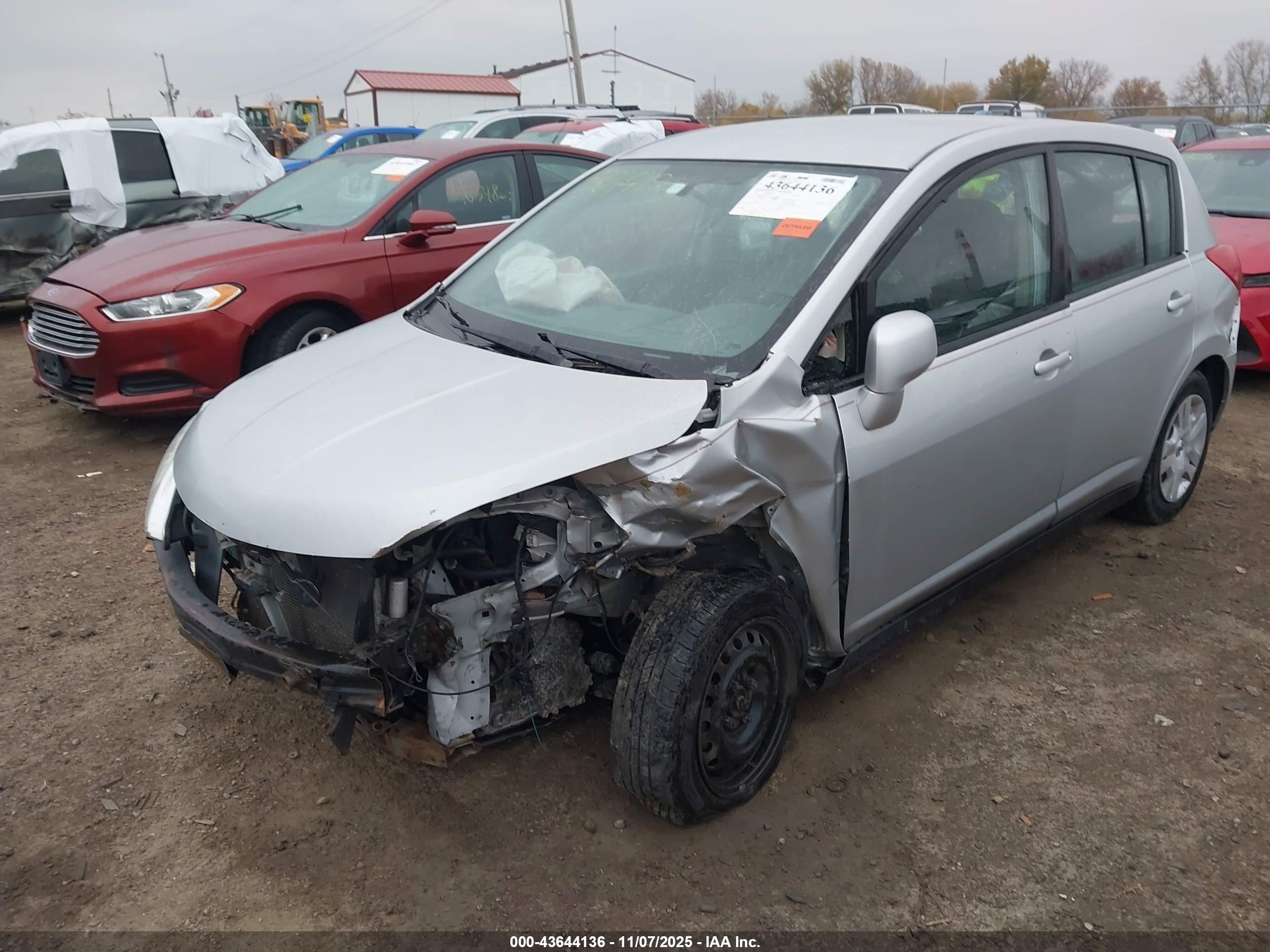 NISSAN VERSA image 6