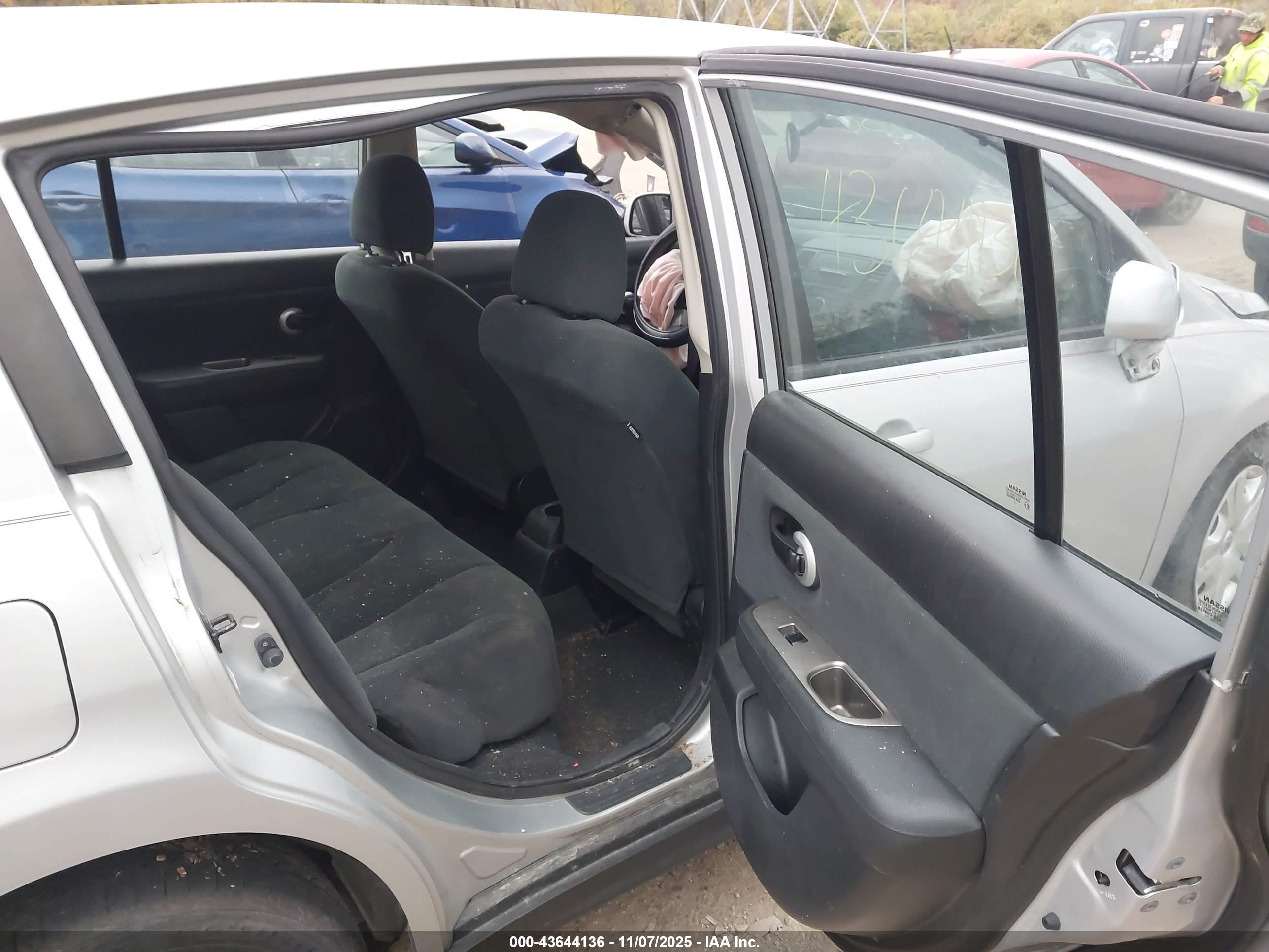 NISSAN VERSA image 8