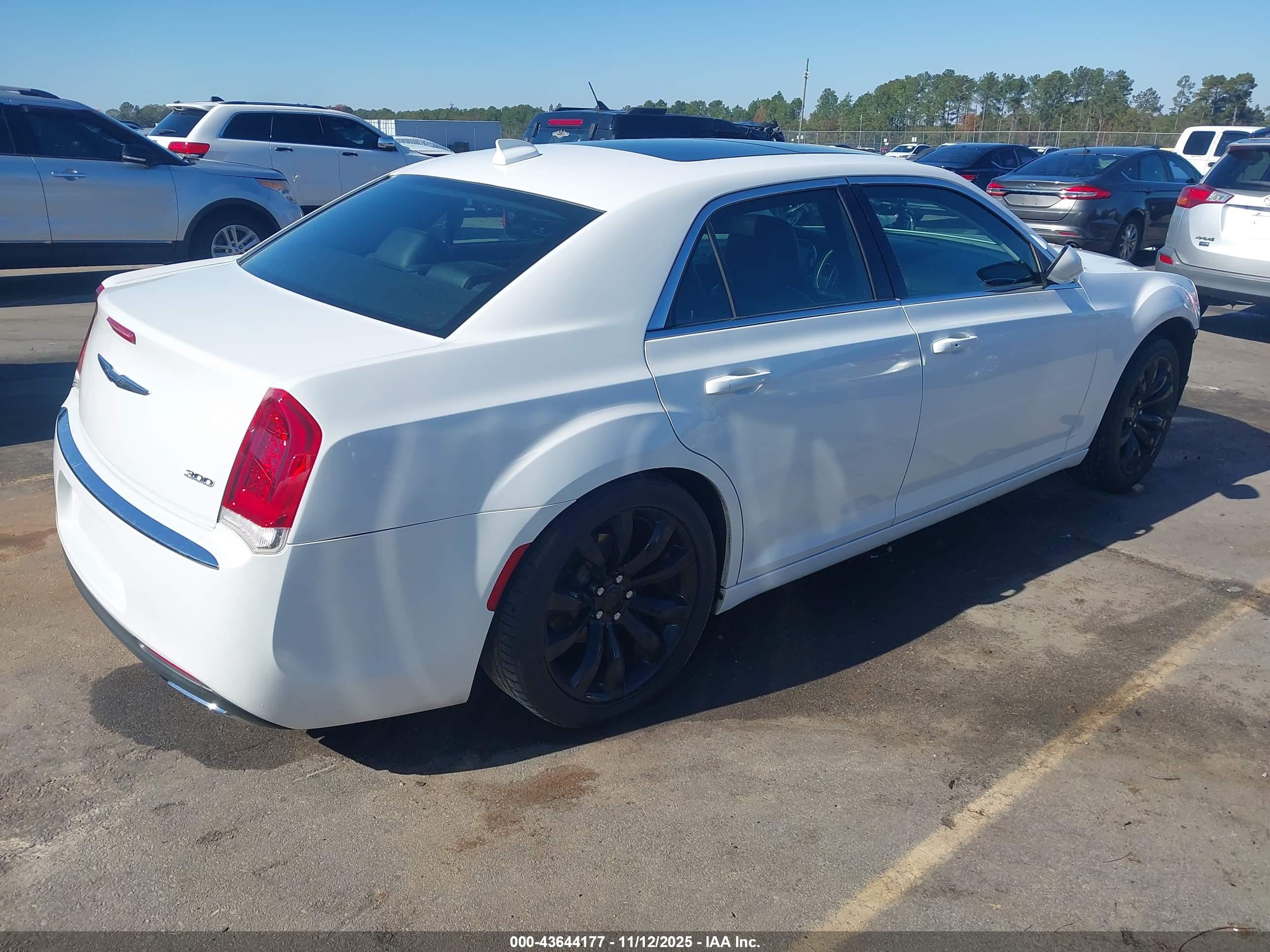CHRYSLER 300 image 4