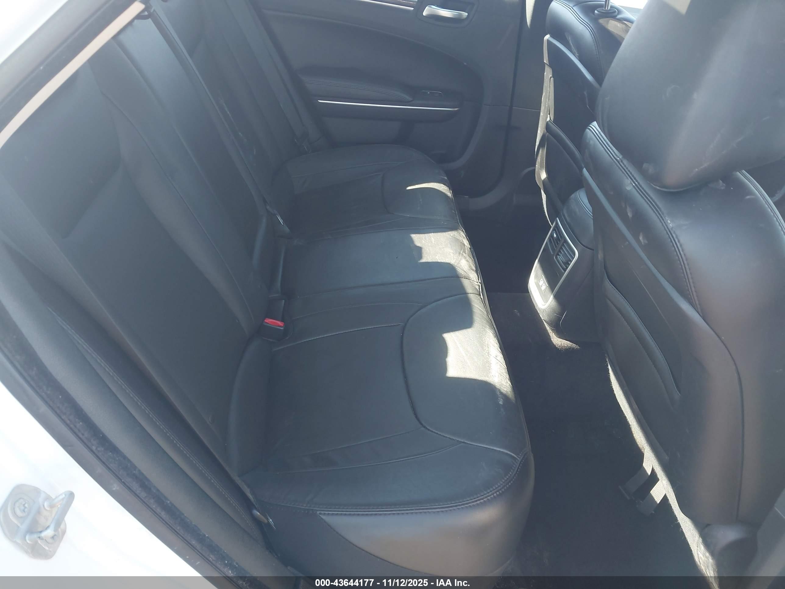 CHRYSLER 300 image 8