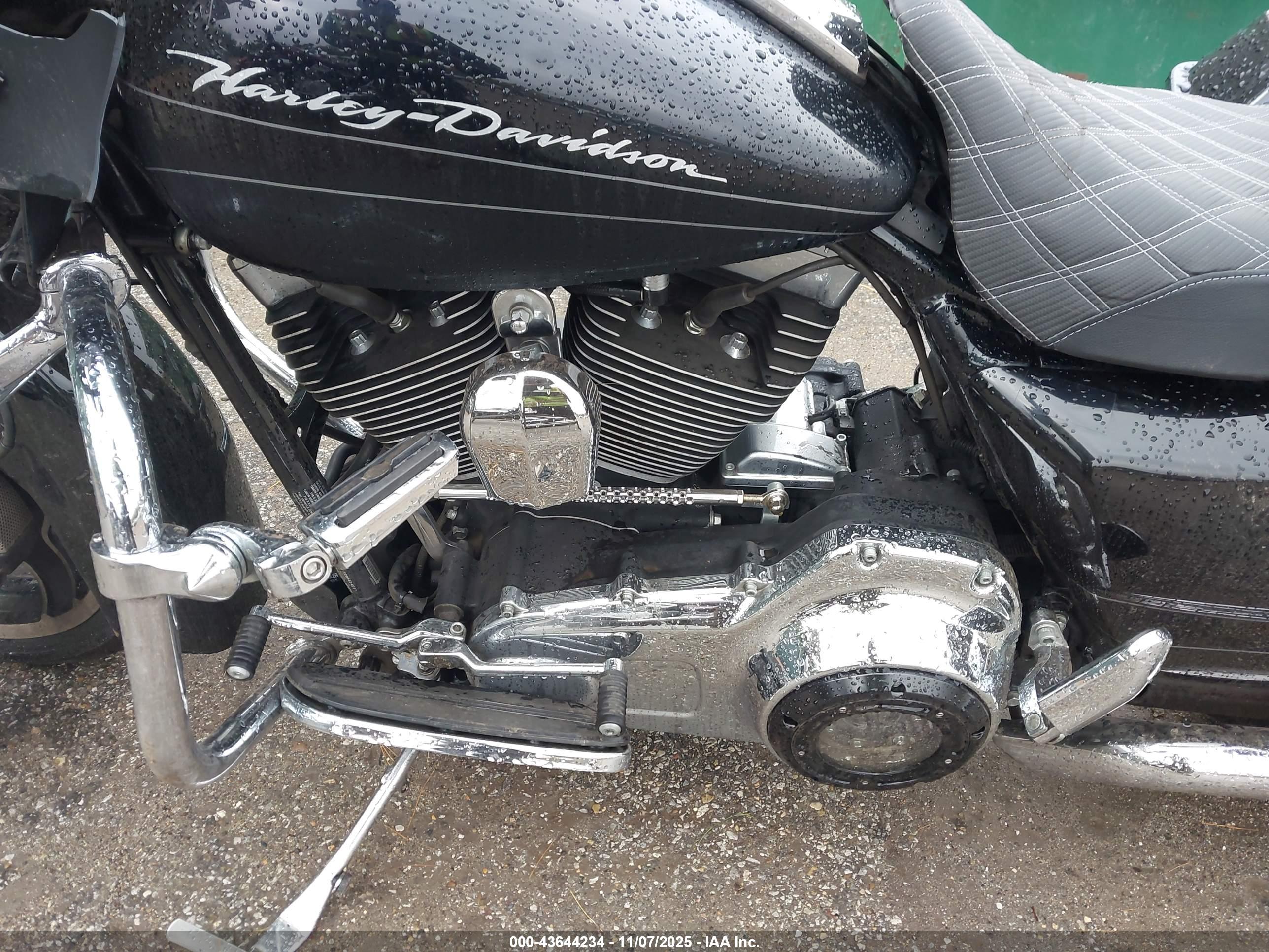 HARLEY-DAVIDSON FLTRX image 9