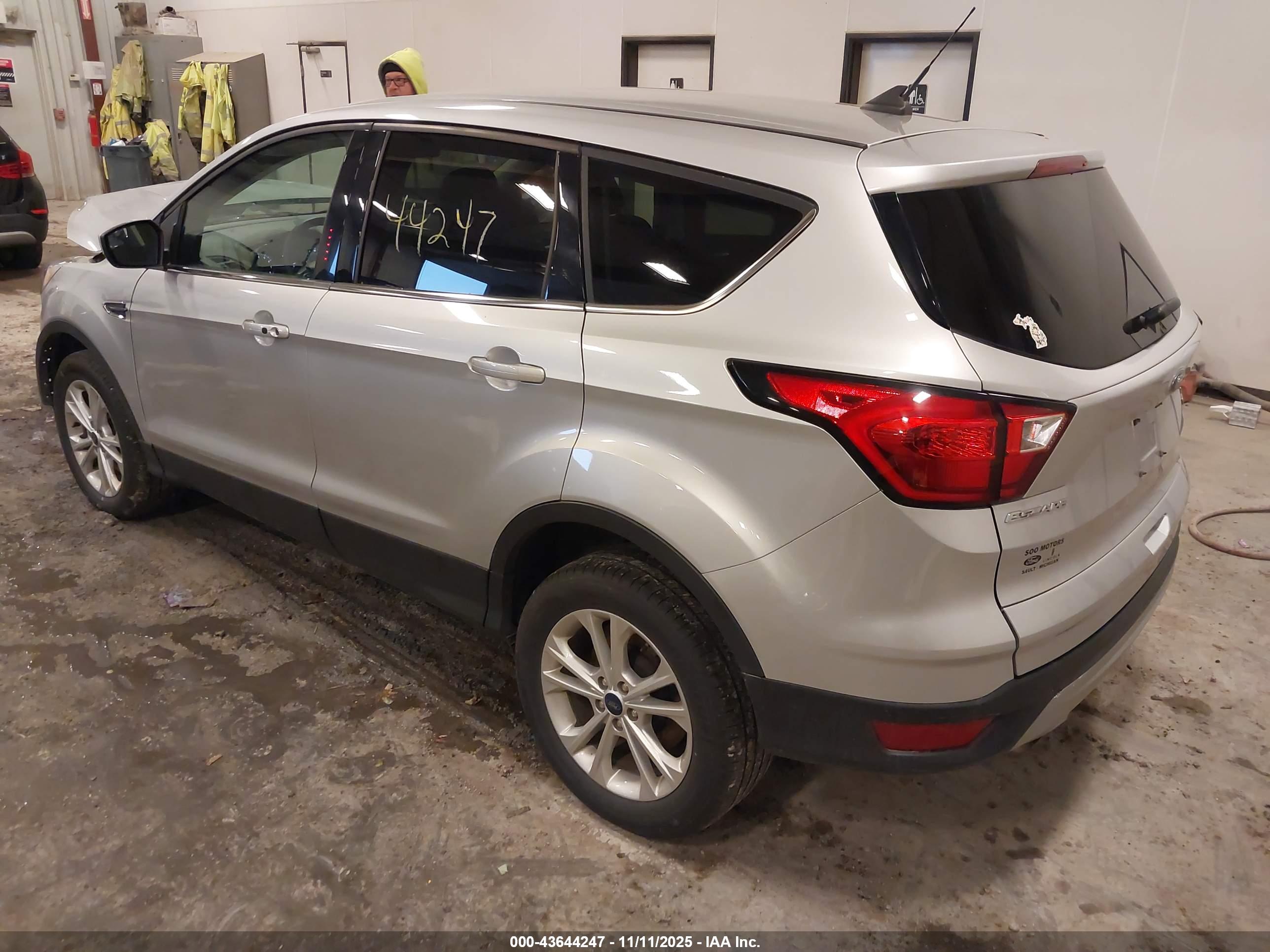 FORD ESCAPE image 3