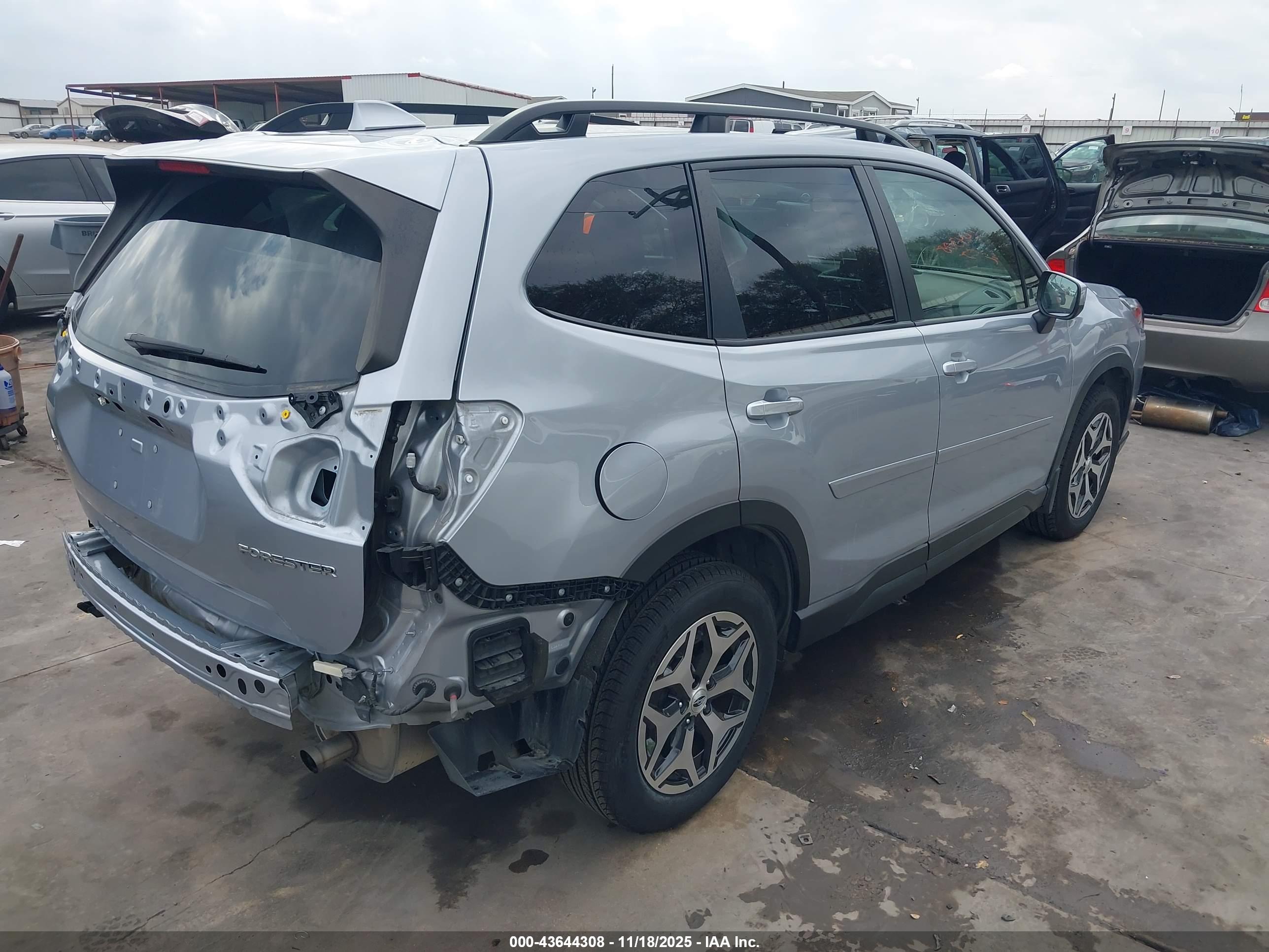 SUBARU FORESTER image 4