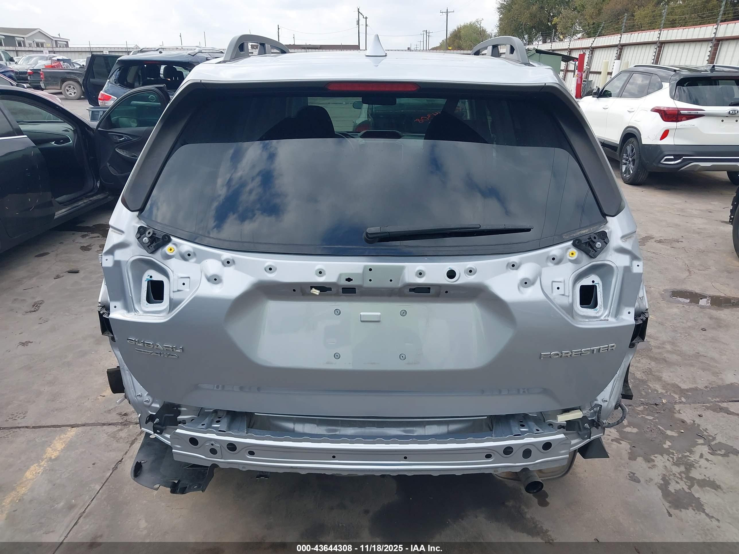 SUBARU FORESTER image 6