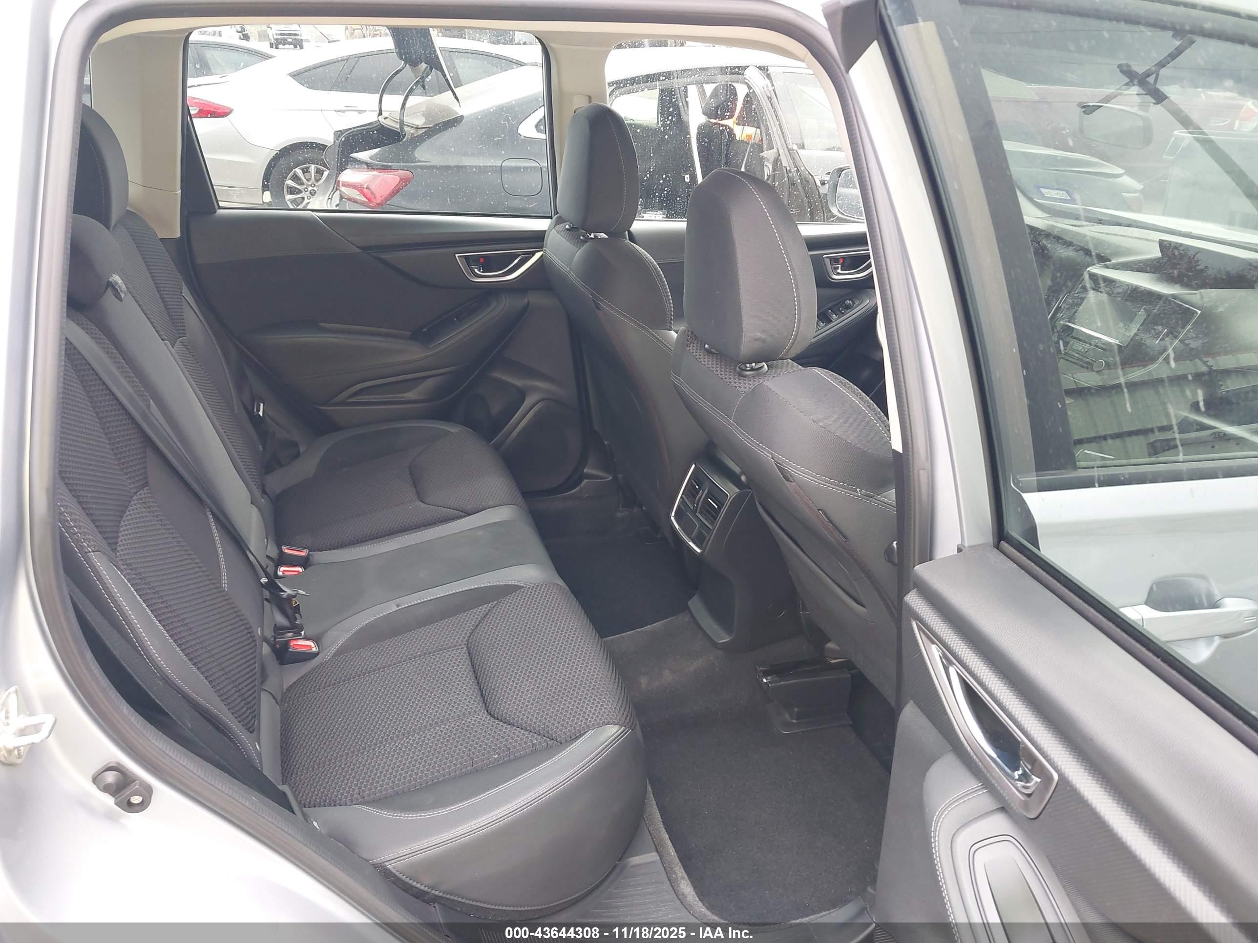 SUBARU FORESTER image 8