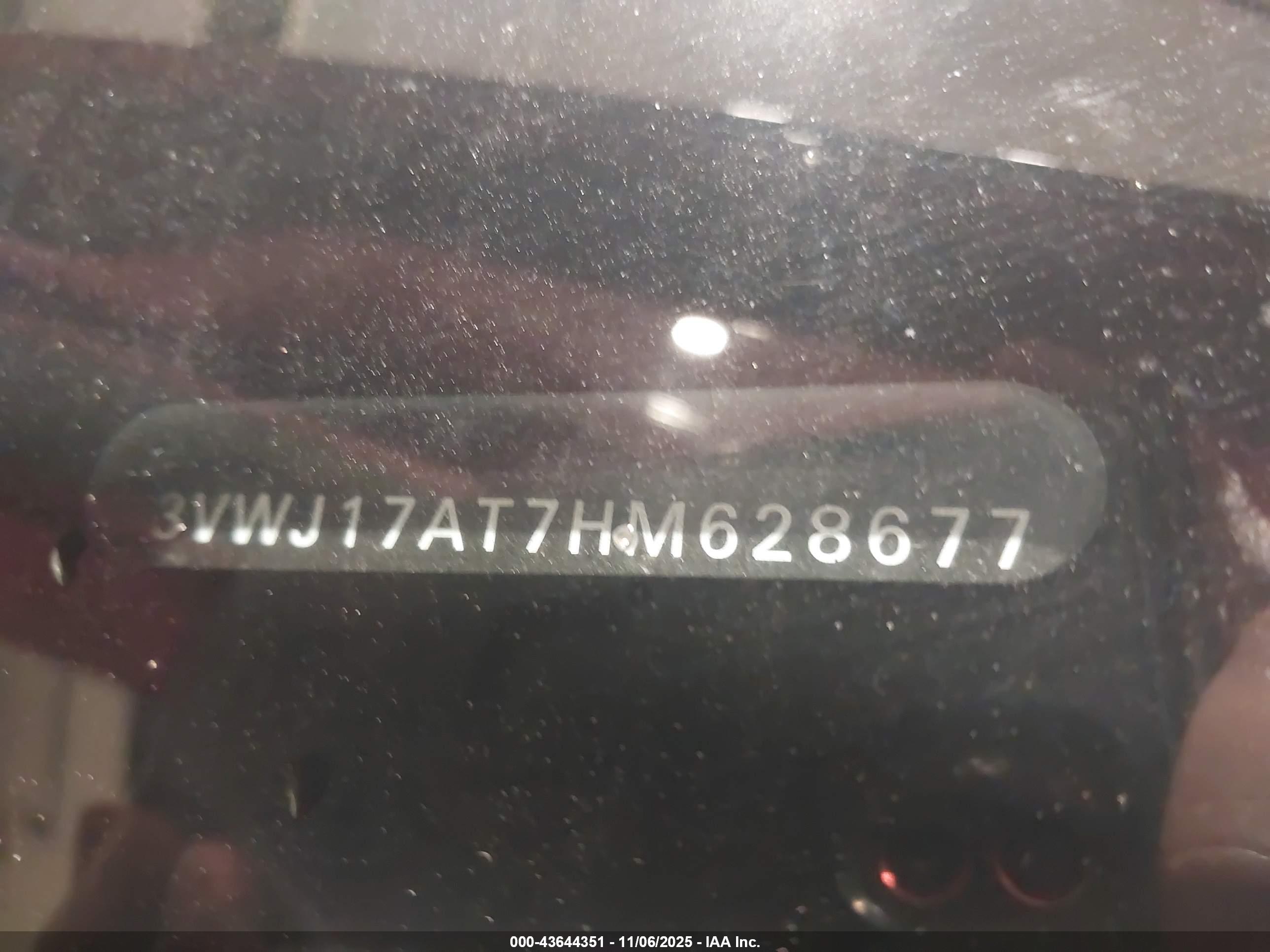 VOLKSWAGEN BEETLE image 9