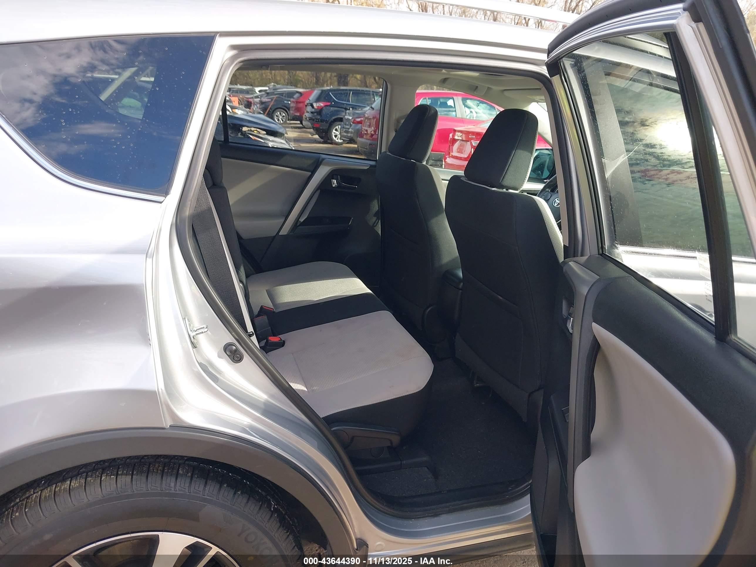 TOYOTA RAV4 image 8