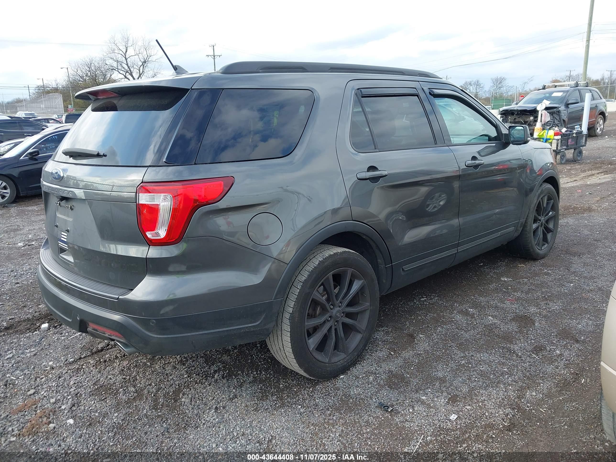 FORD EXPLORER image 4