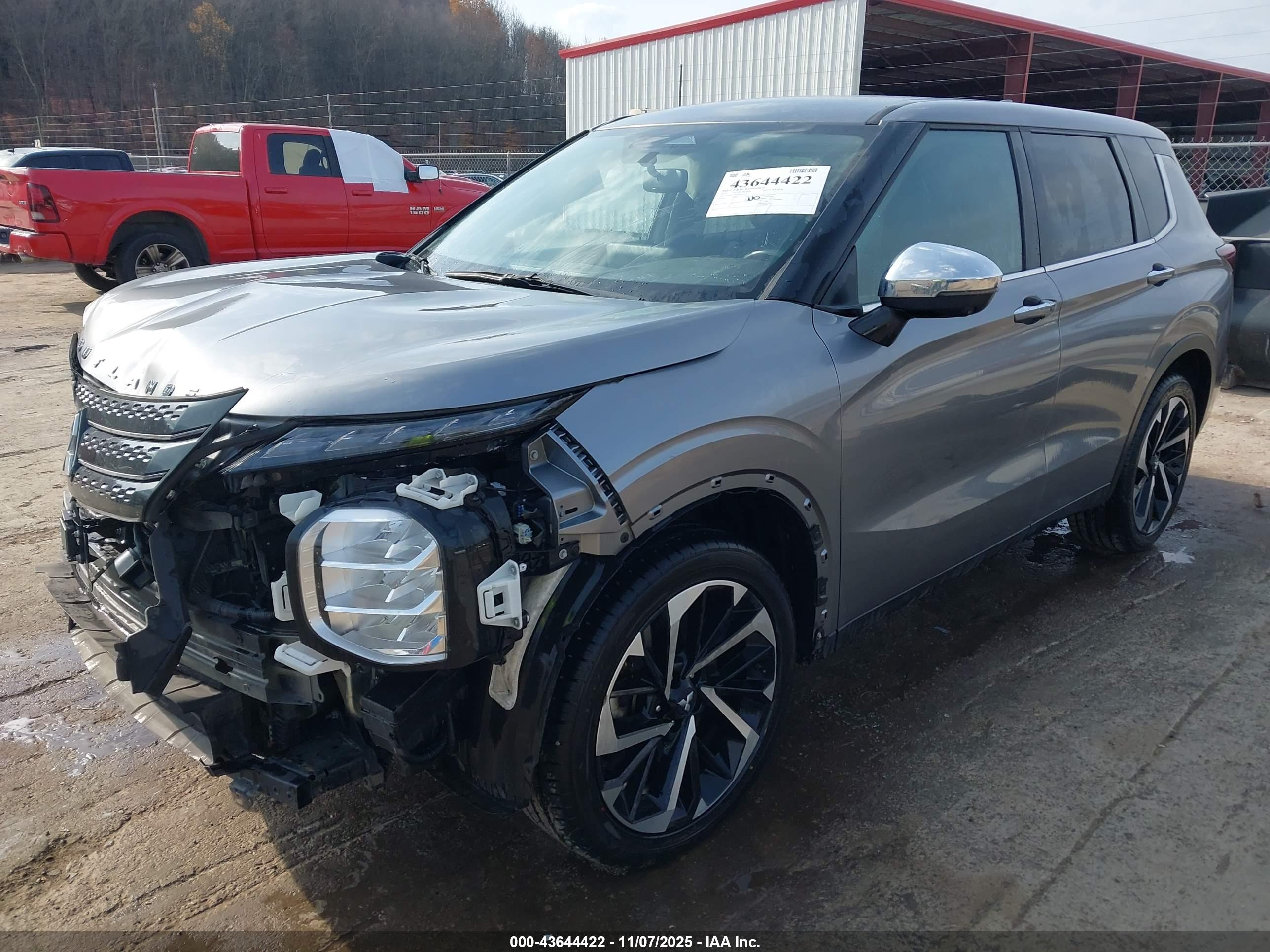 MITSUBISHI OUTLANDER image 2