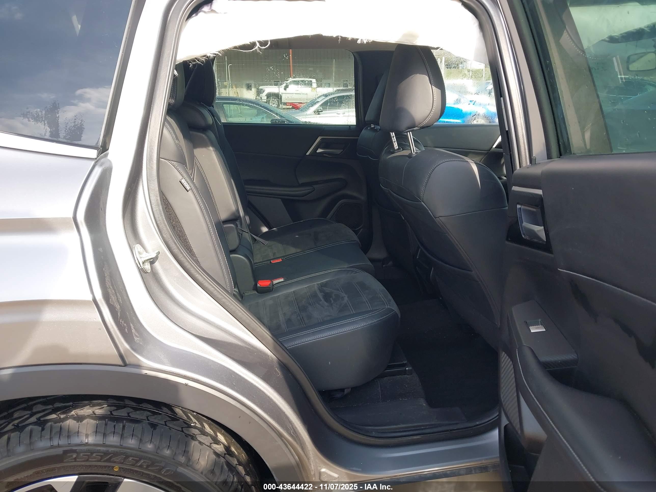 MITSUBISHI OUTLANDER image 8
