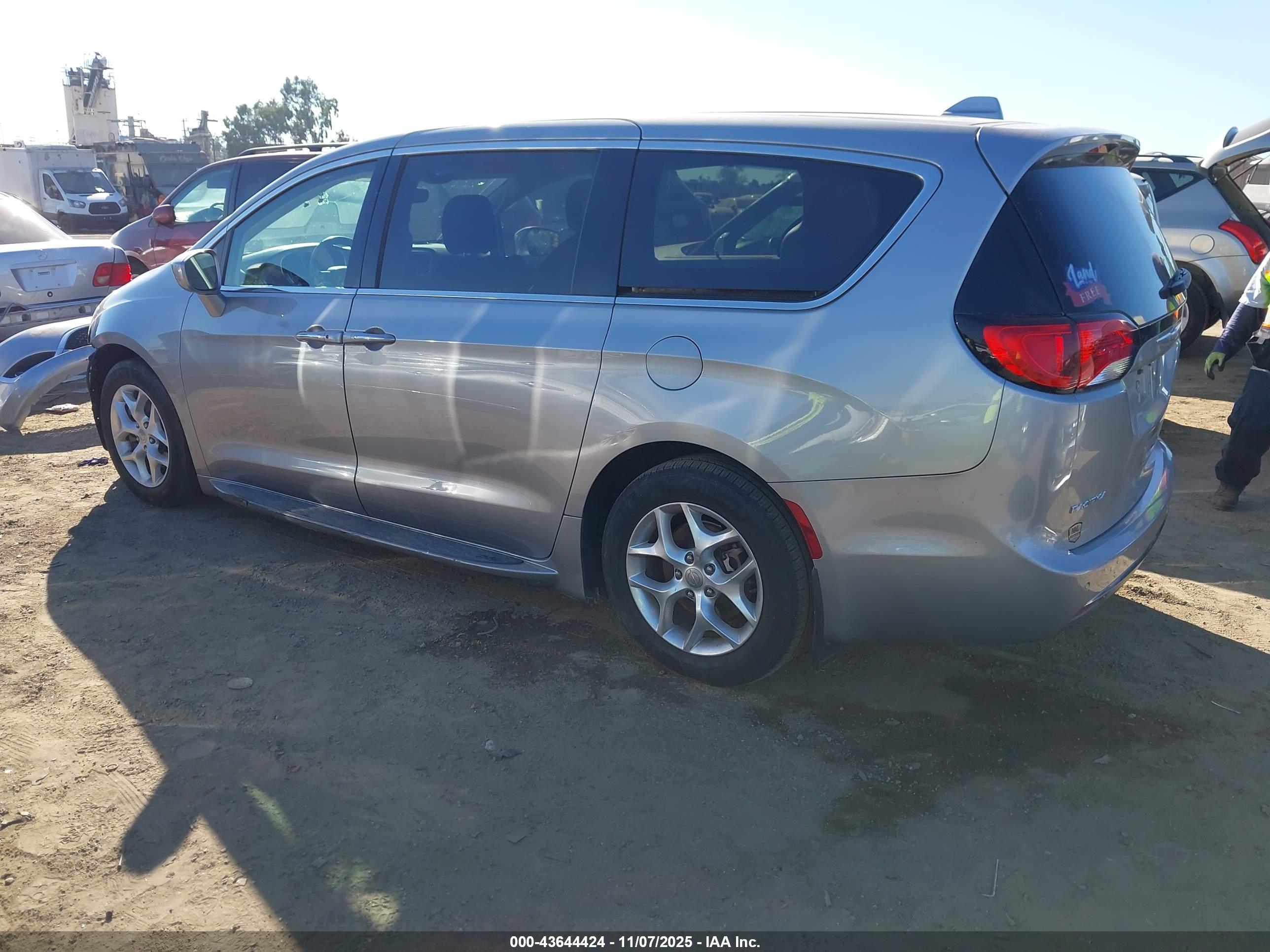 CHRYSLER PACIFICA image 3