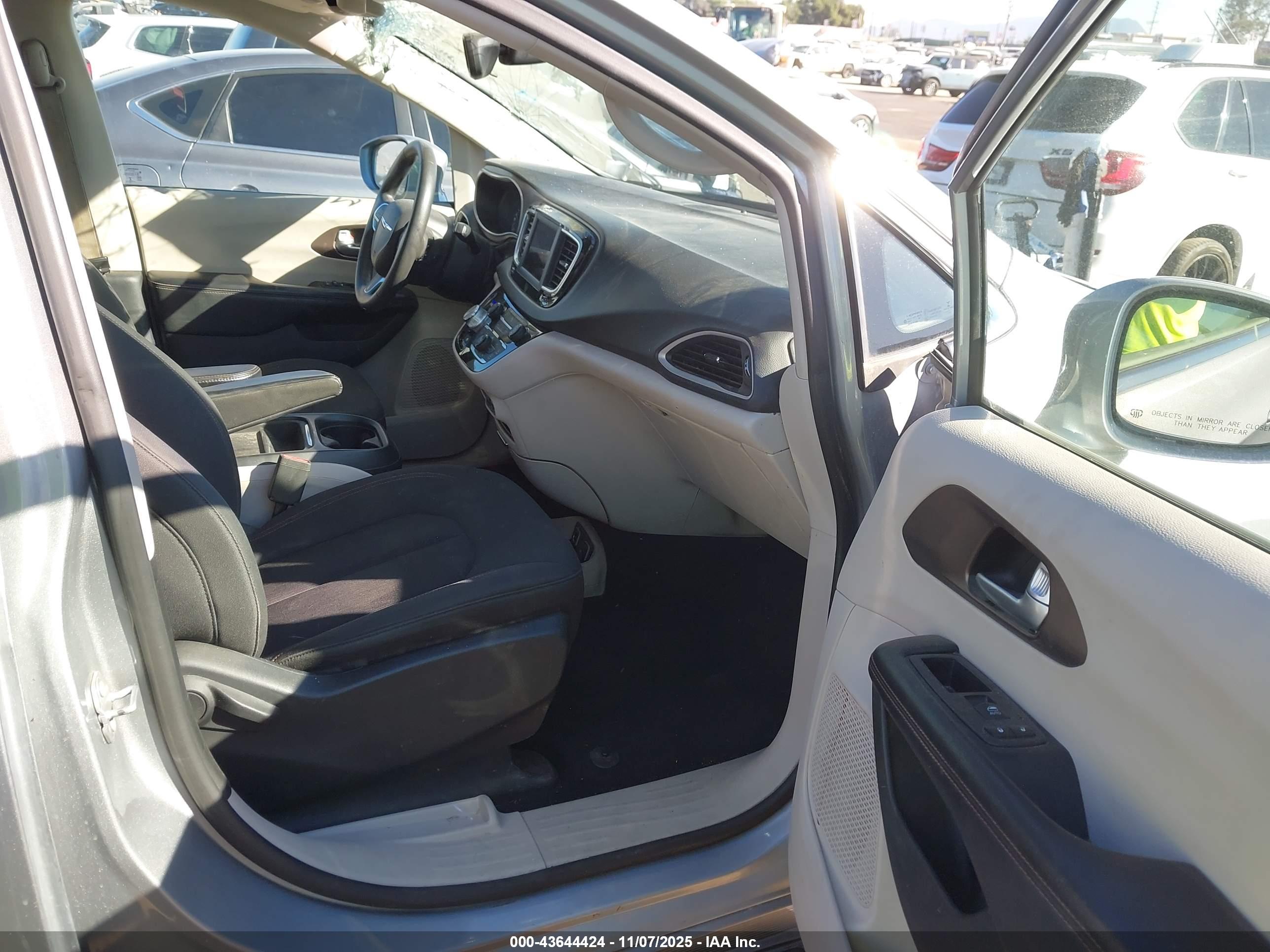 CHRYSLER PACIFICA image 5