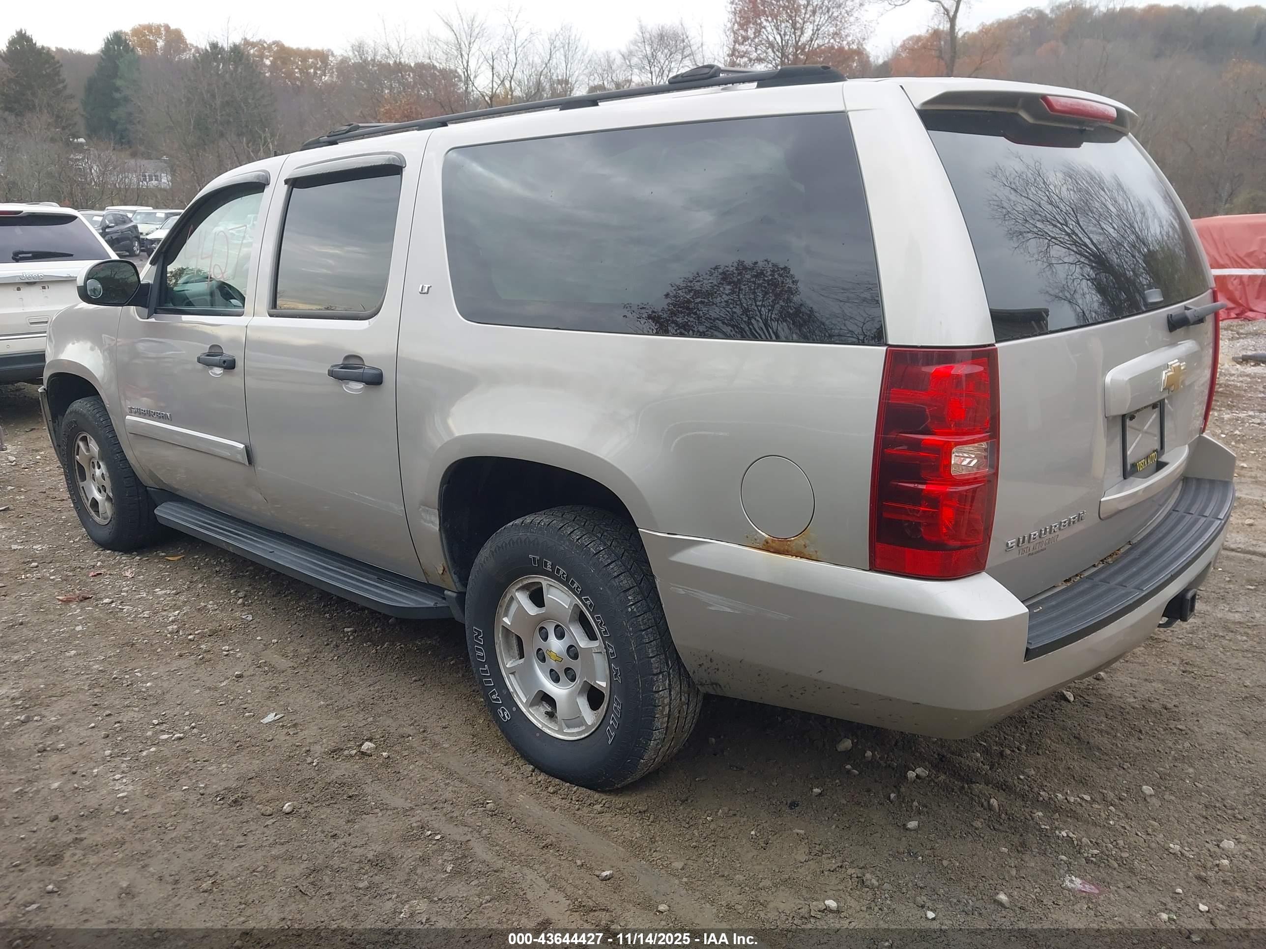 CHEVROLET SUBURBAN image 3