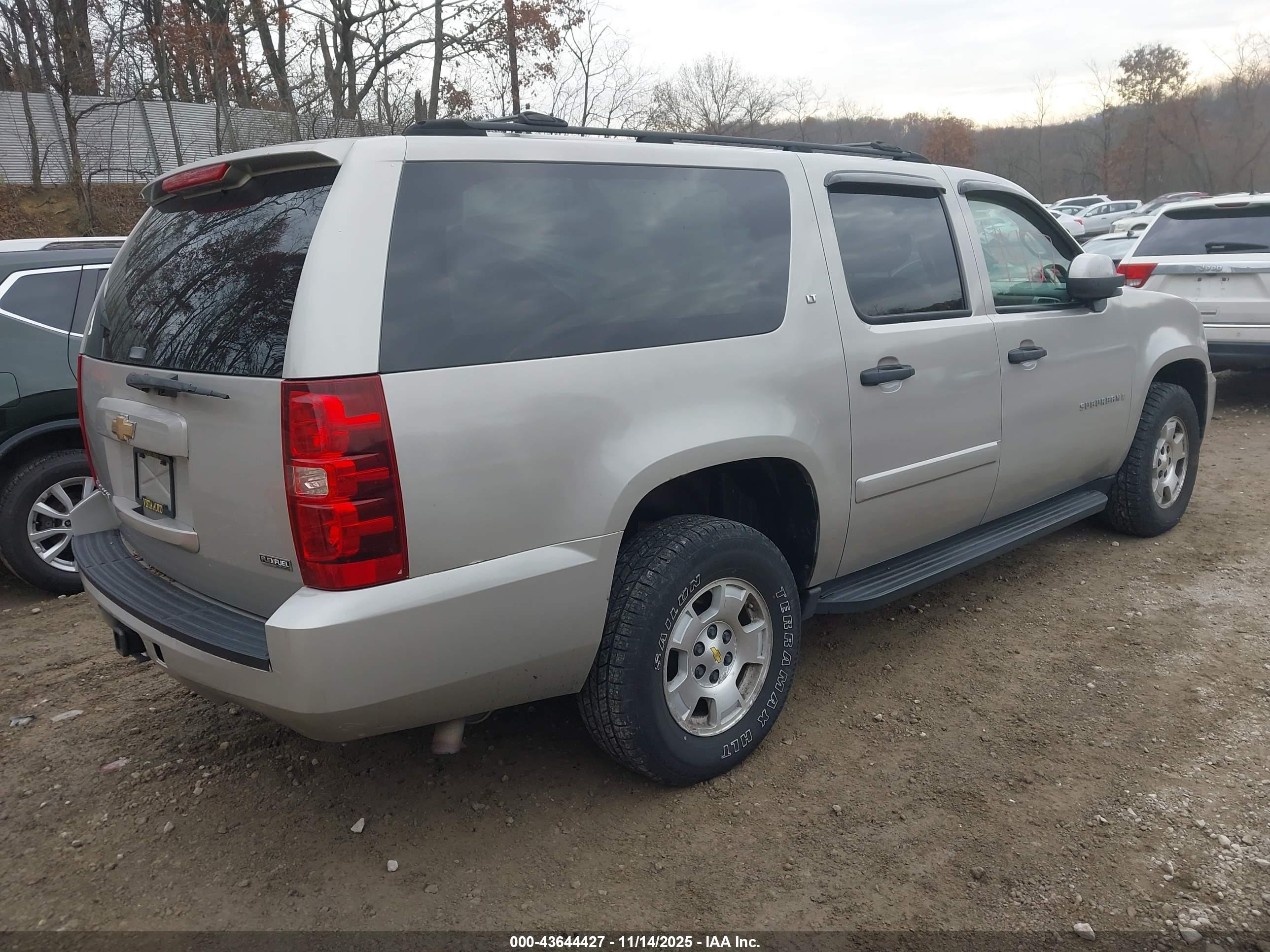 CHEVROLET SUBURBAN image 4