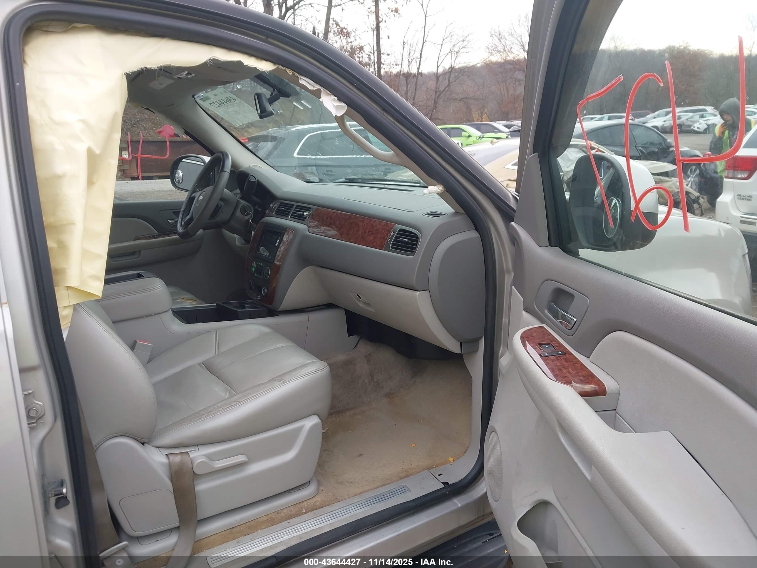 CHEVROLET SUBURBAN image 5