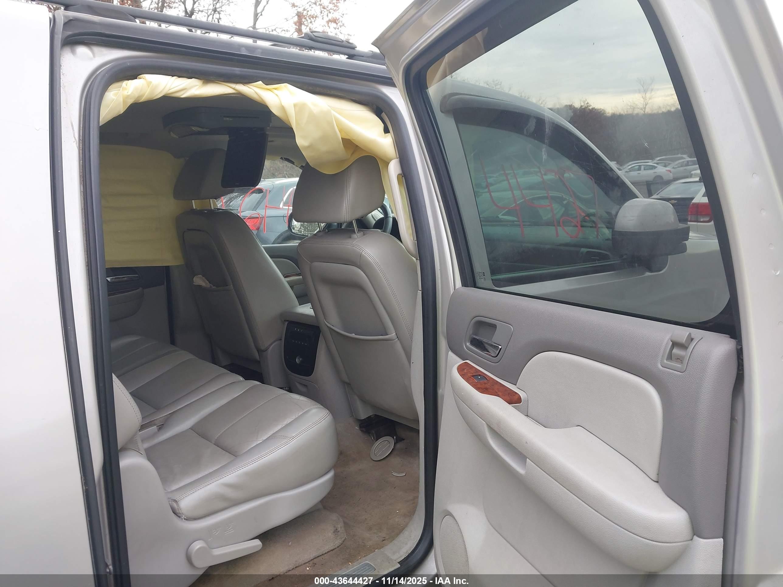 CHEVROLET SUBURBAN image 8