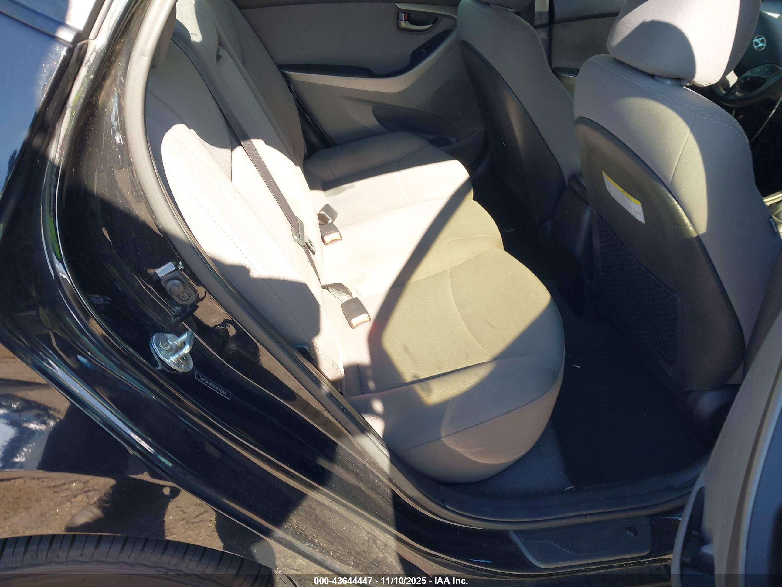 HYUNDAI ELANTRA image 8