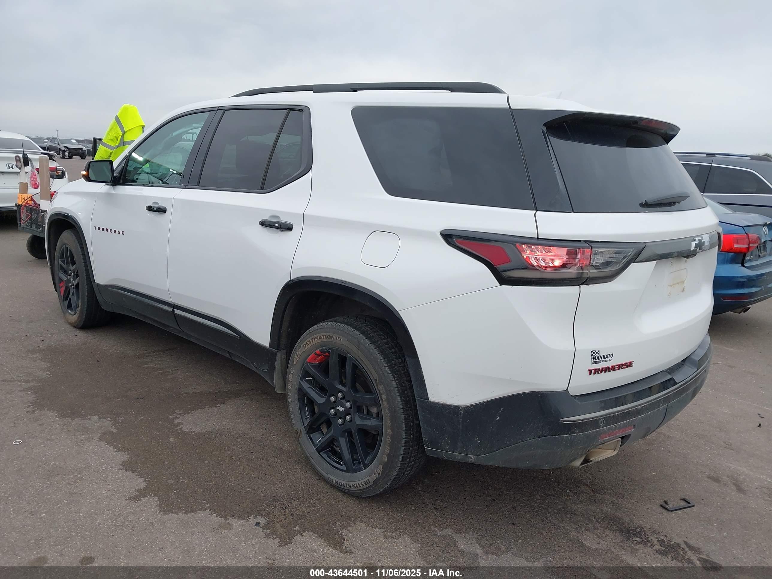 CHEVROLET TRAVERSE image 3