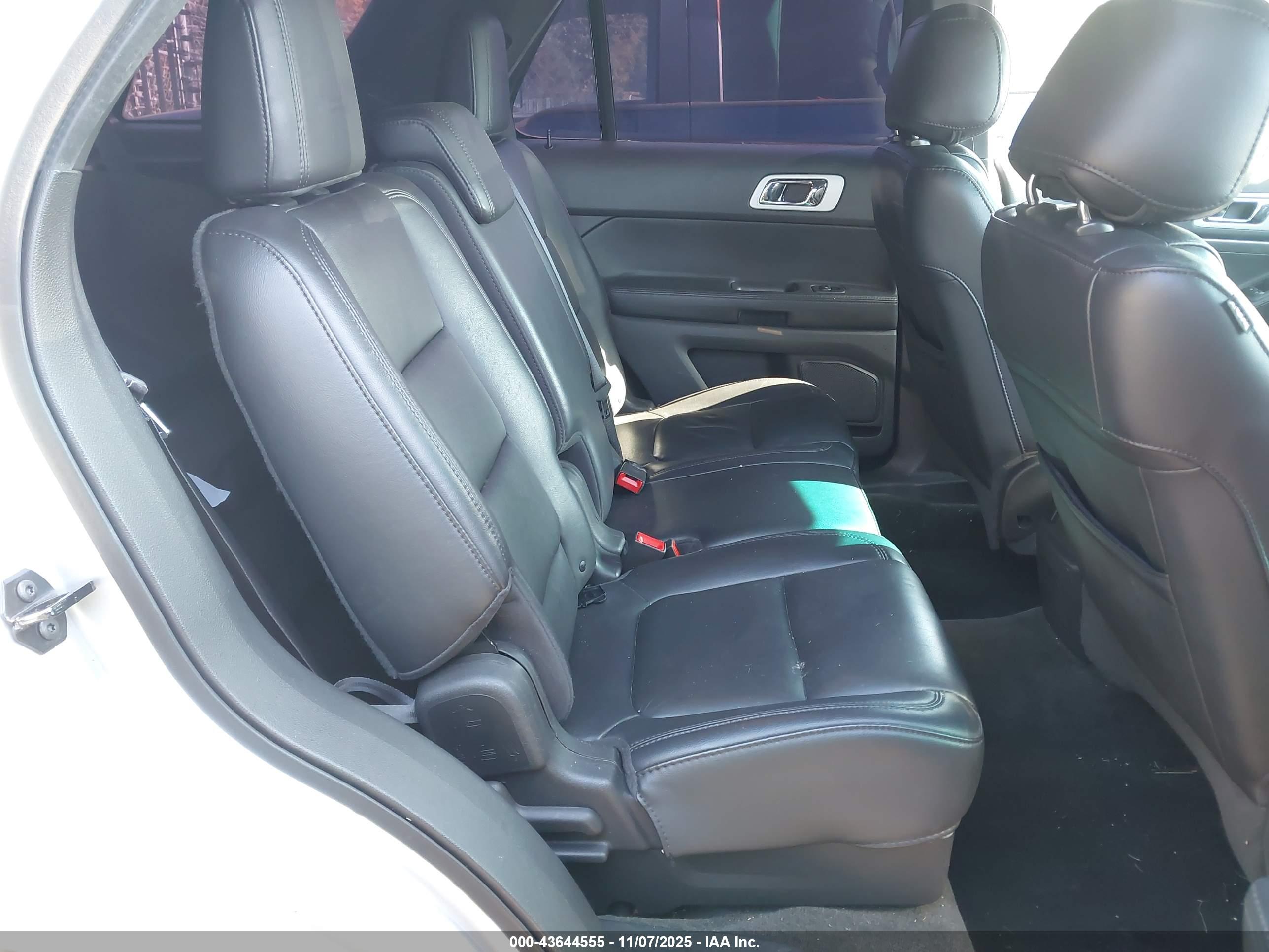 FORD EXPLORER image 8