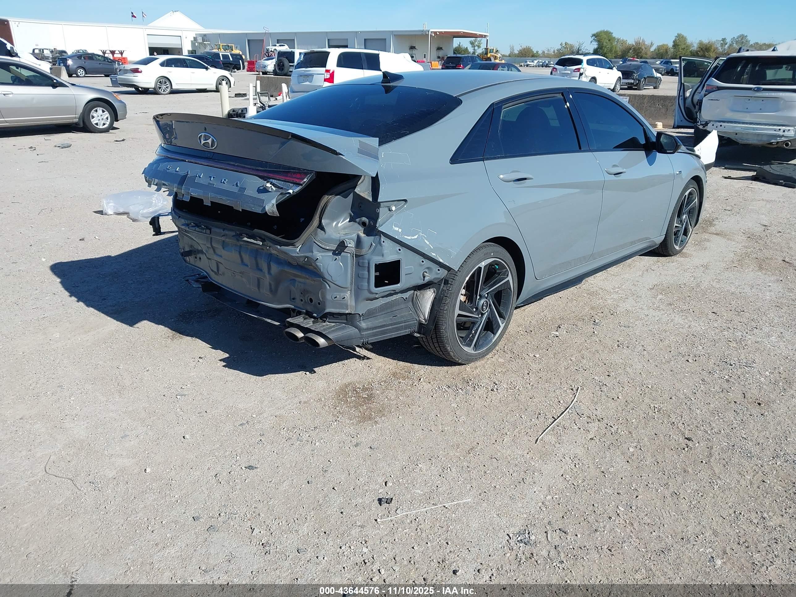 HYUNDAI ELANTRA image 4