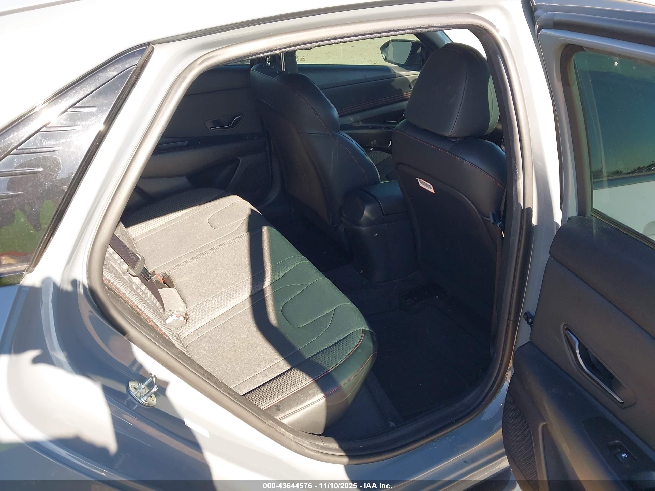 HYUNDAI ELANTRA image 8