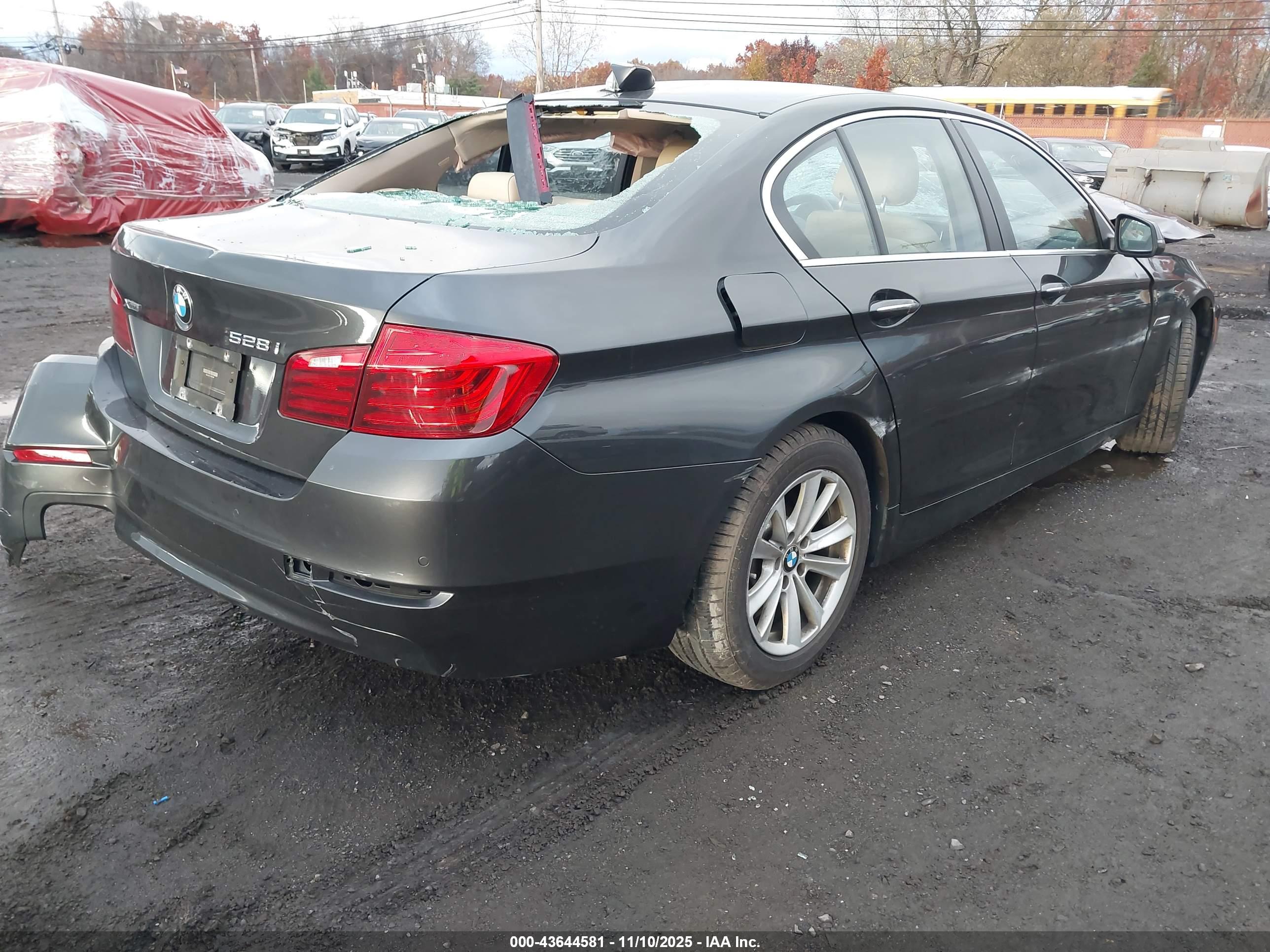 BMW 528I image 4