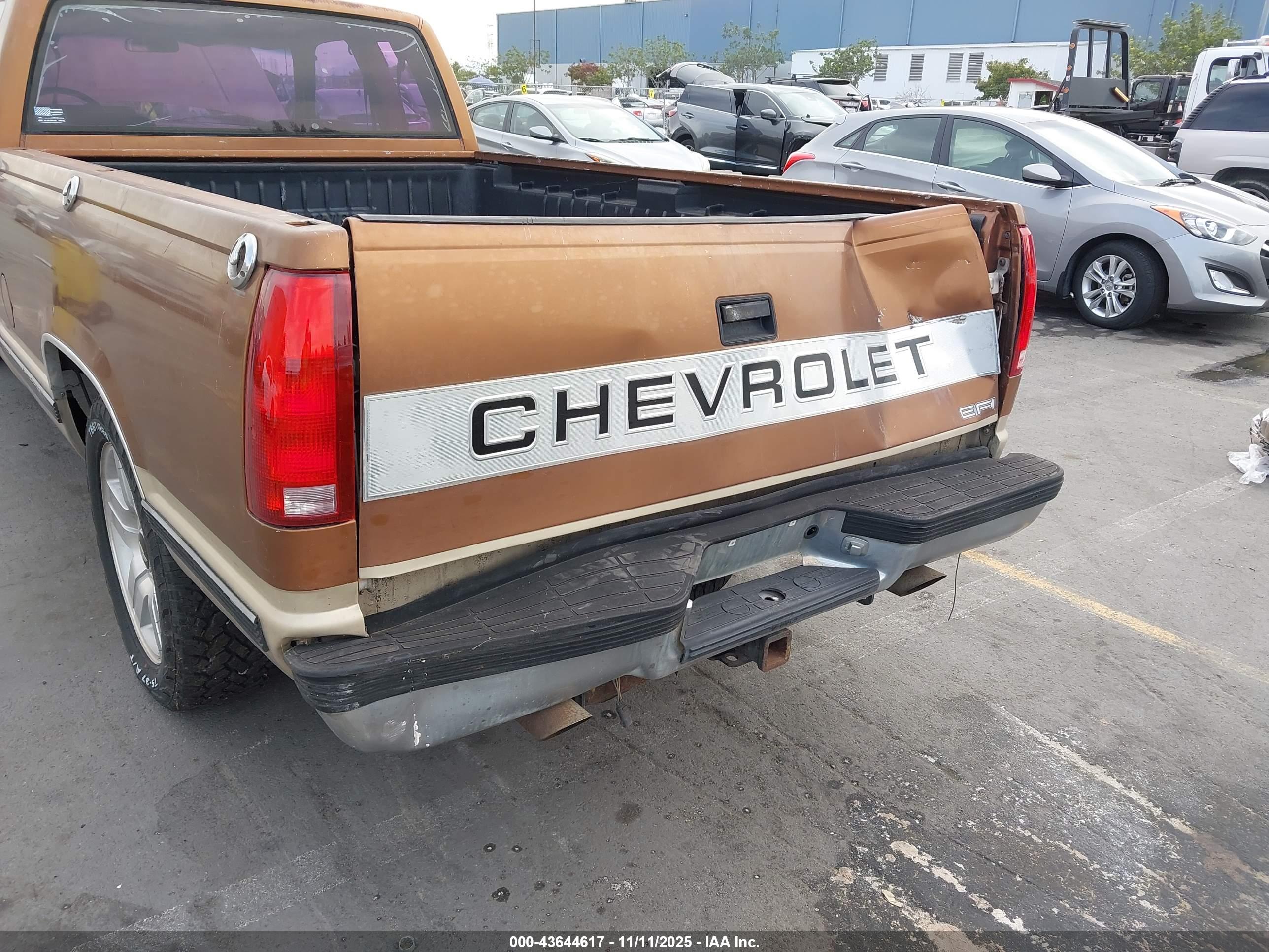 CHEVROLET GMT-400 image 6