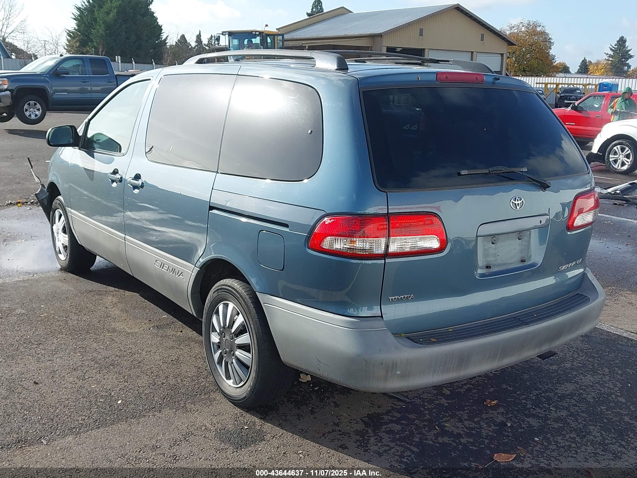TOYOTA SIENNA image 3