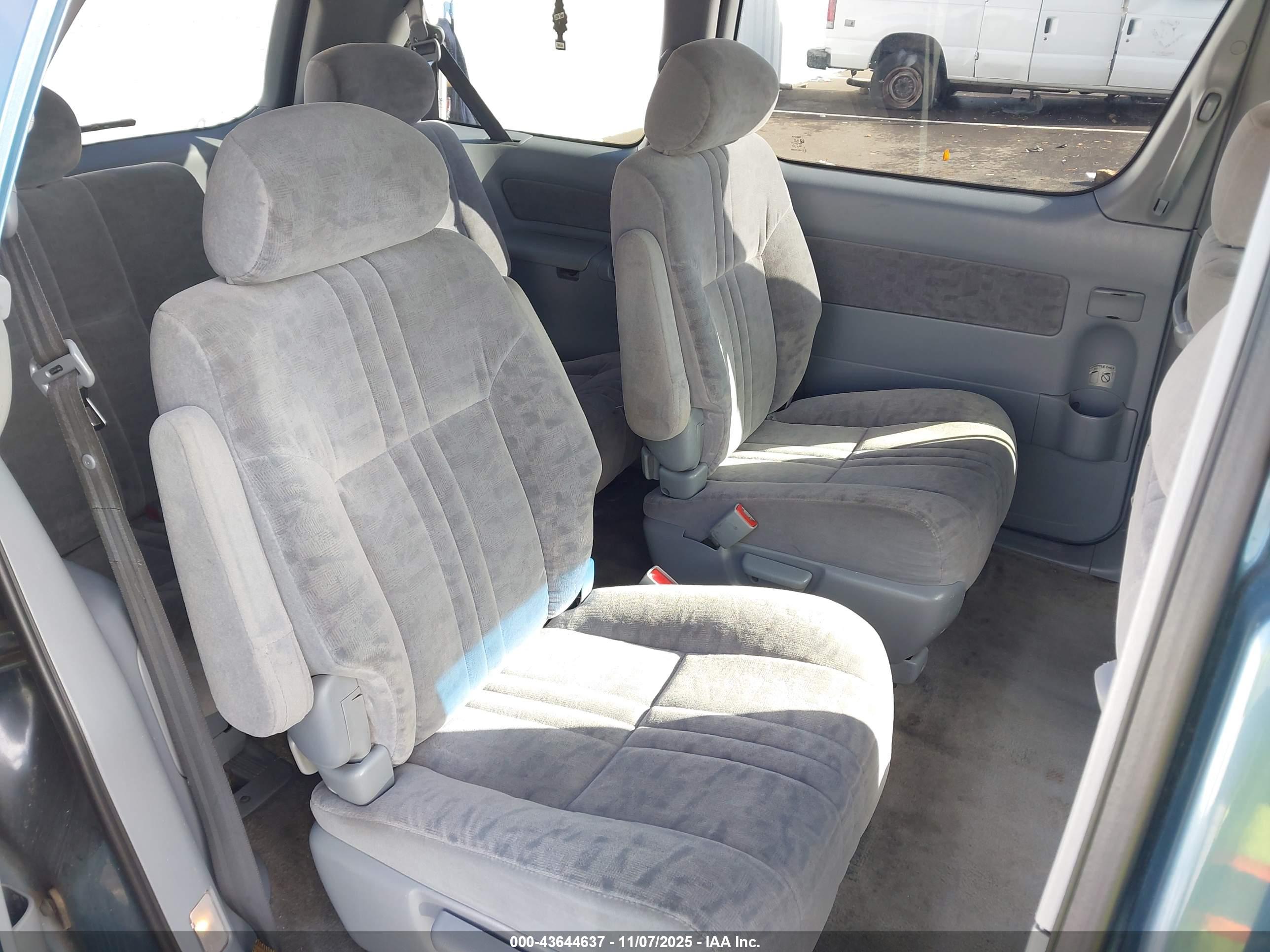 TOYOTA SIENNA image 8