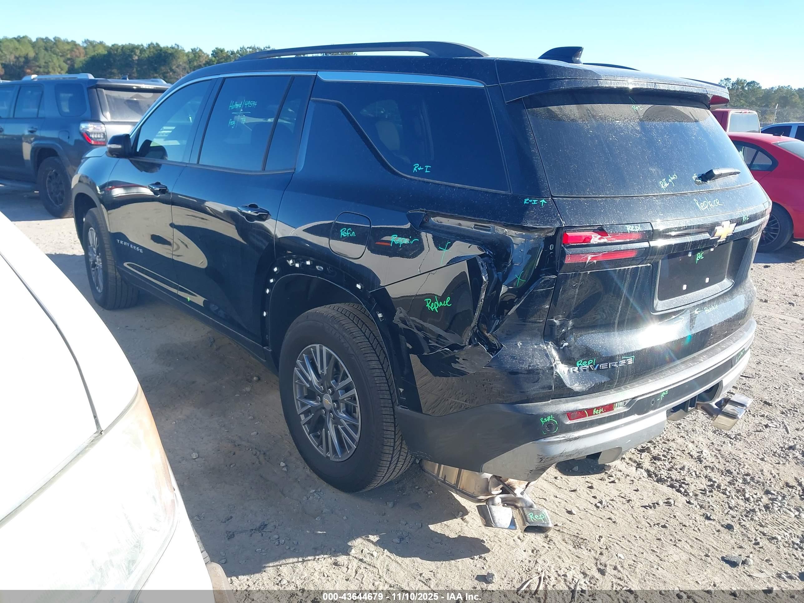 CHEVROLET TRAVERSE image 3