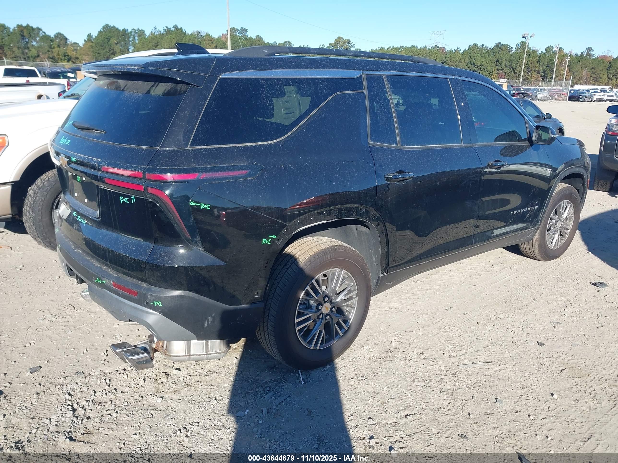 CHEVROLET TRAVERSE image 4