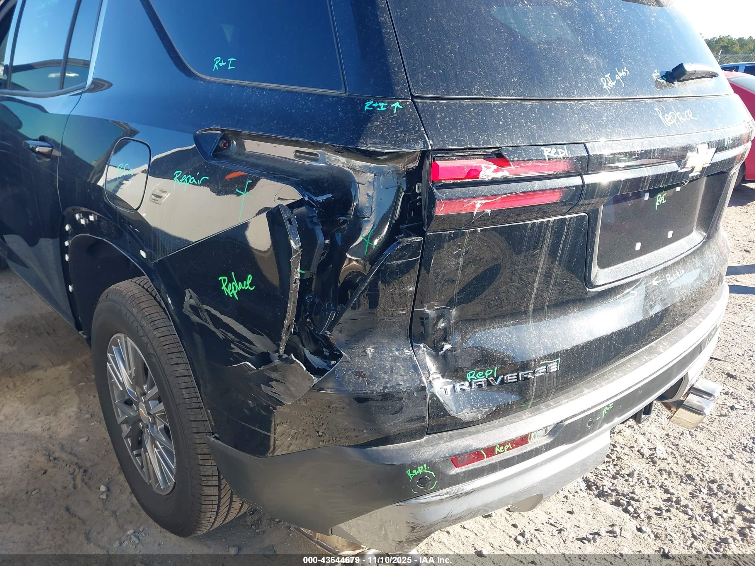 CHEVROLET TRAVERSE image 6