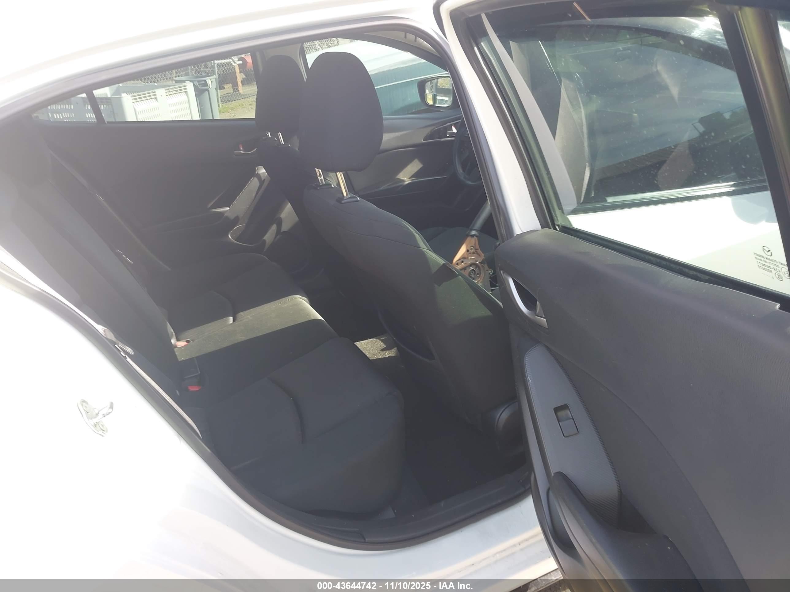 MAZDA MAZDA3 image 8