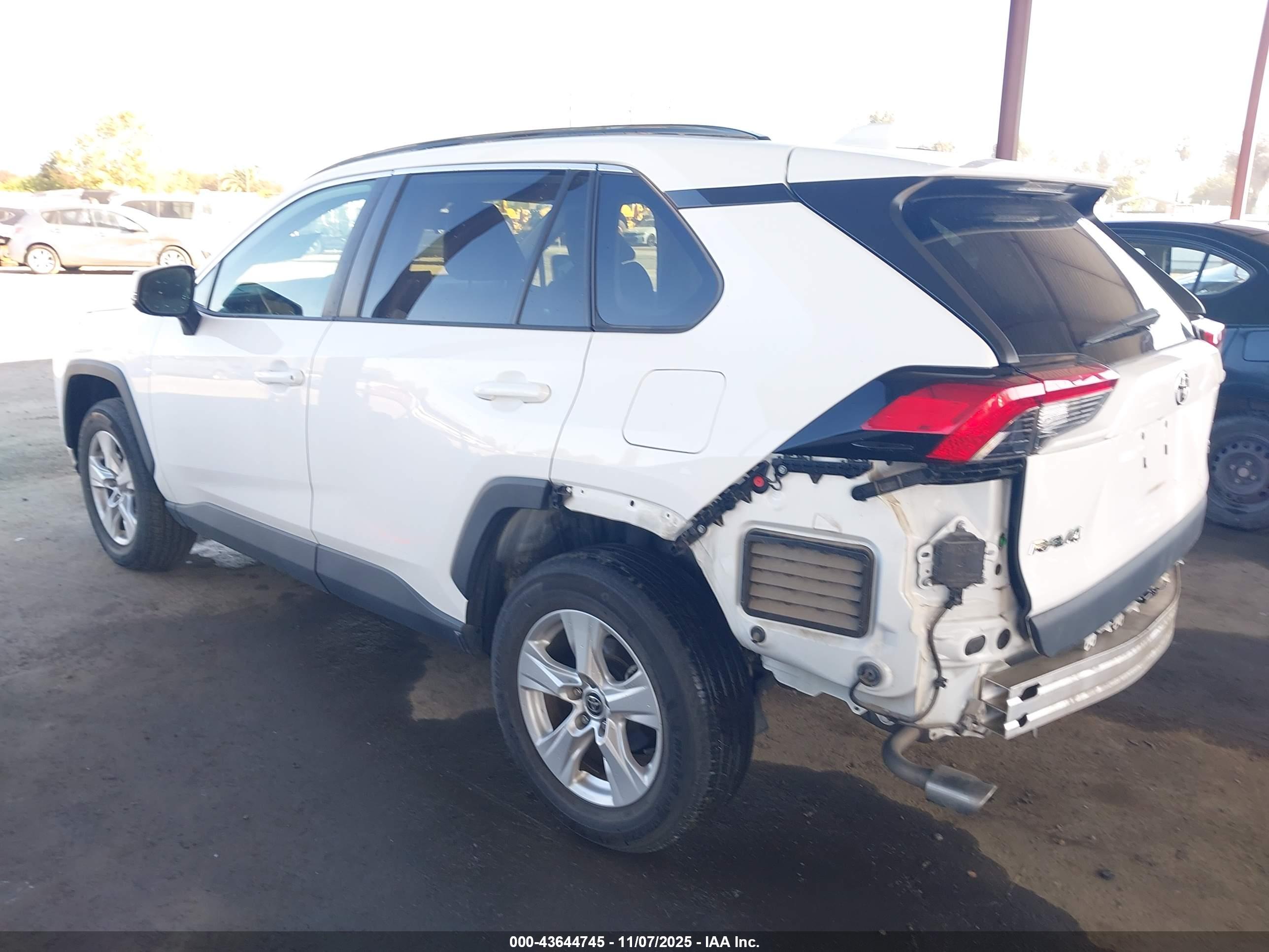 TOYOTA RAV4 image 3