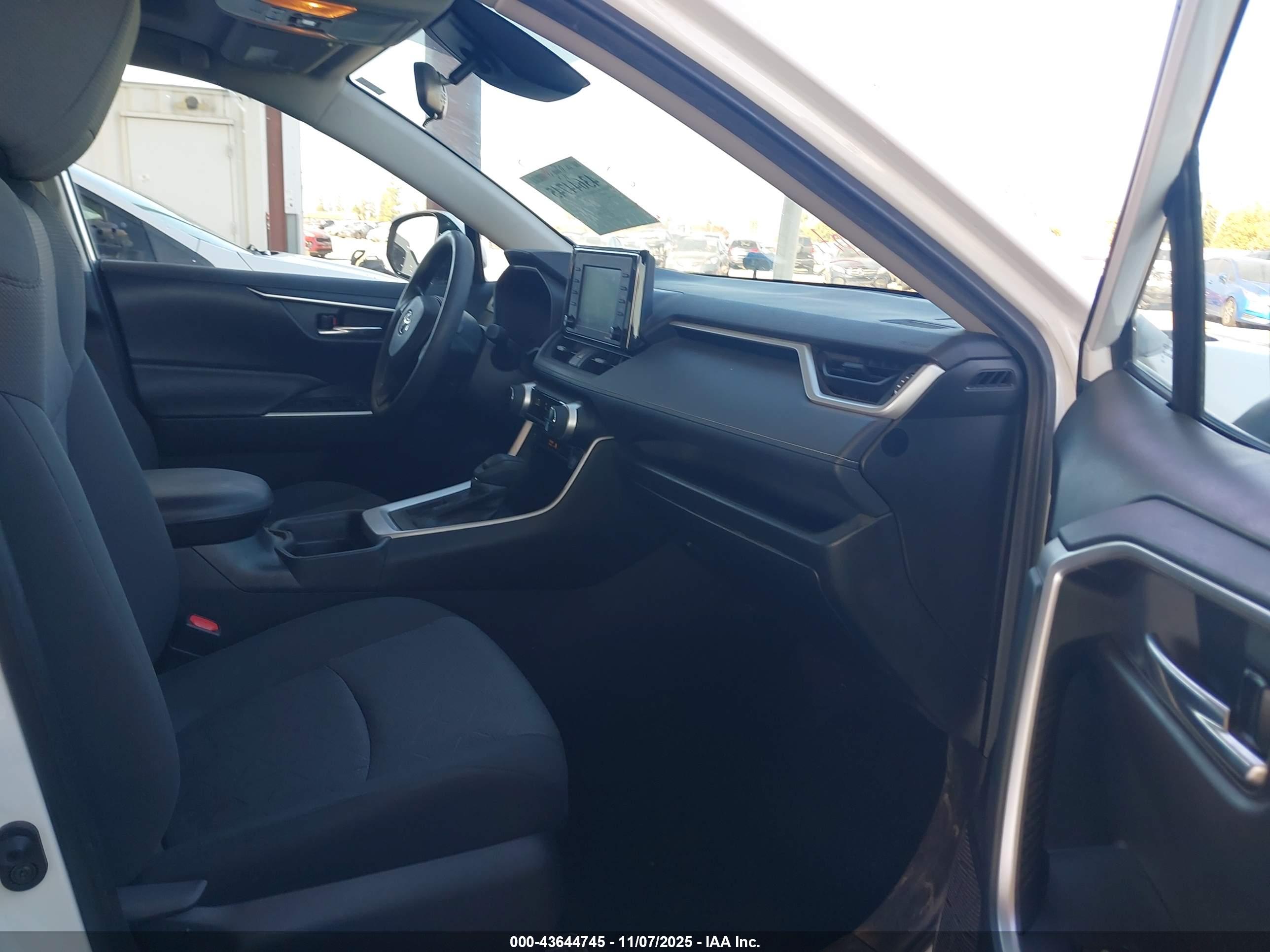 TOYOTA RAV4 image 5