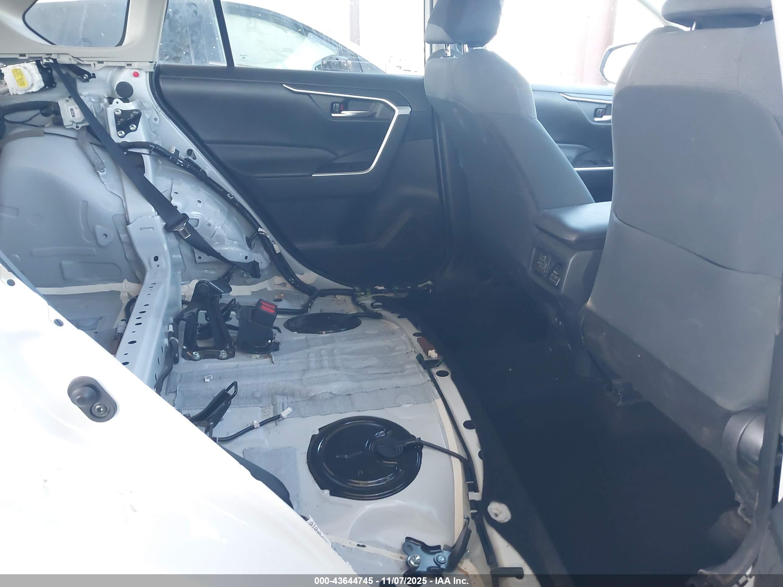 TOYOTA RAV4 image 8