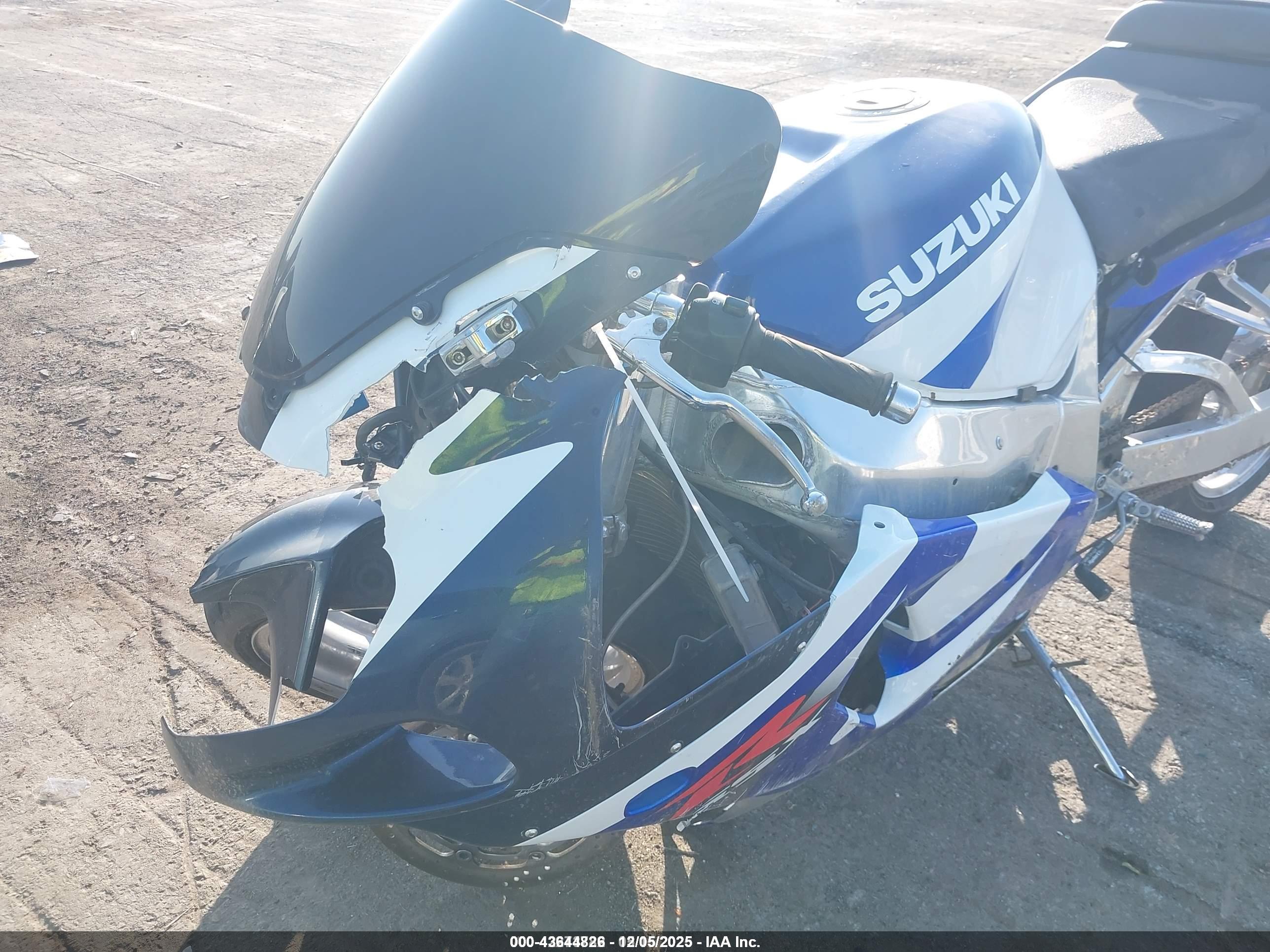 SUZUKI GSX-R750 image 2