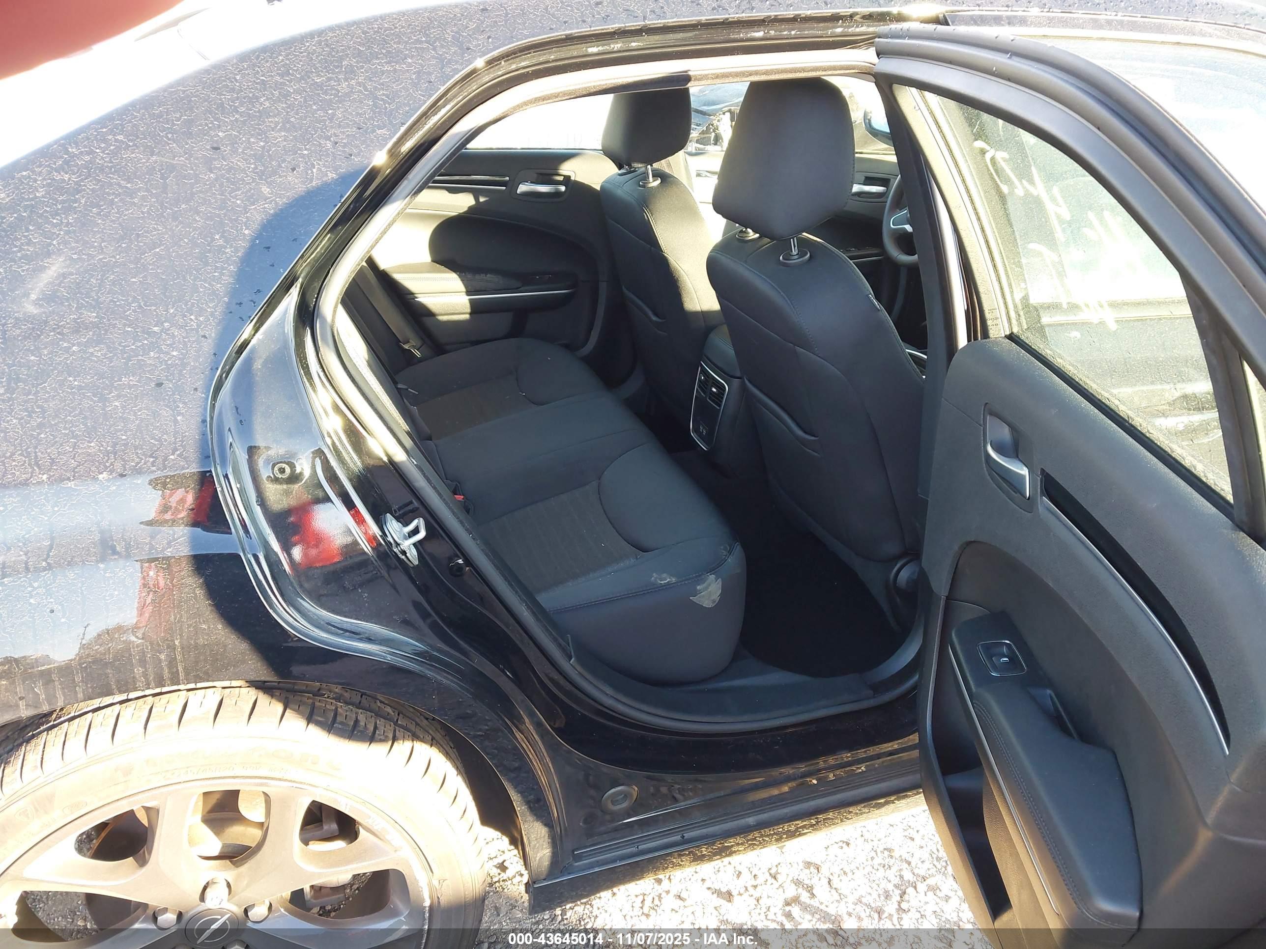 CHRYSLER 300 image 8