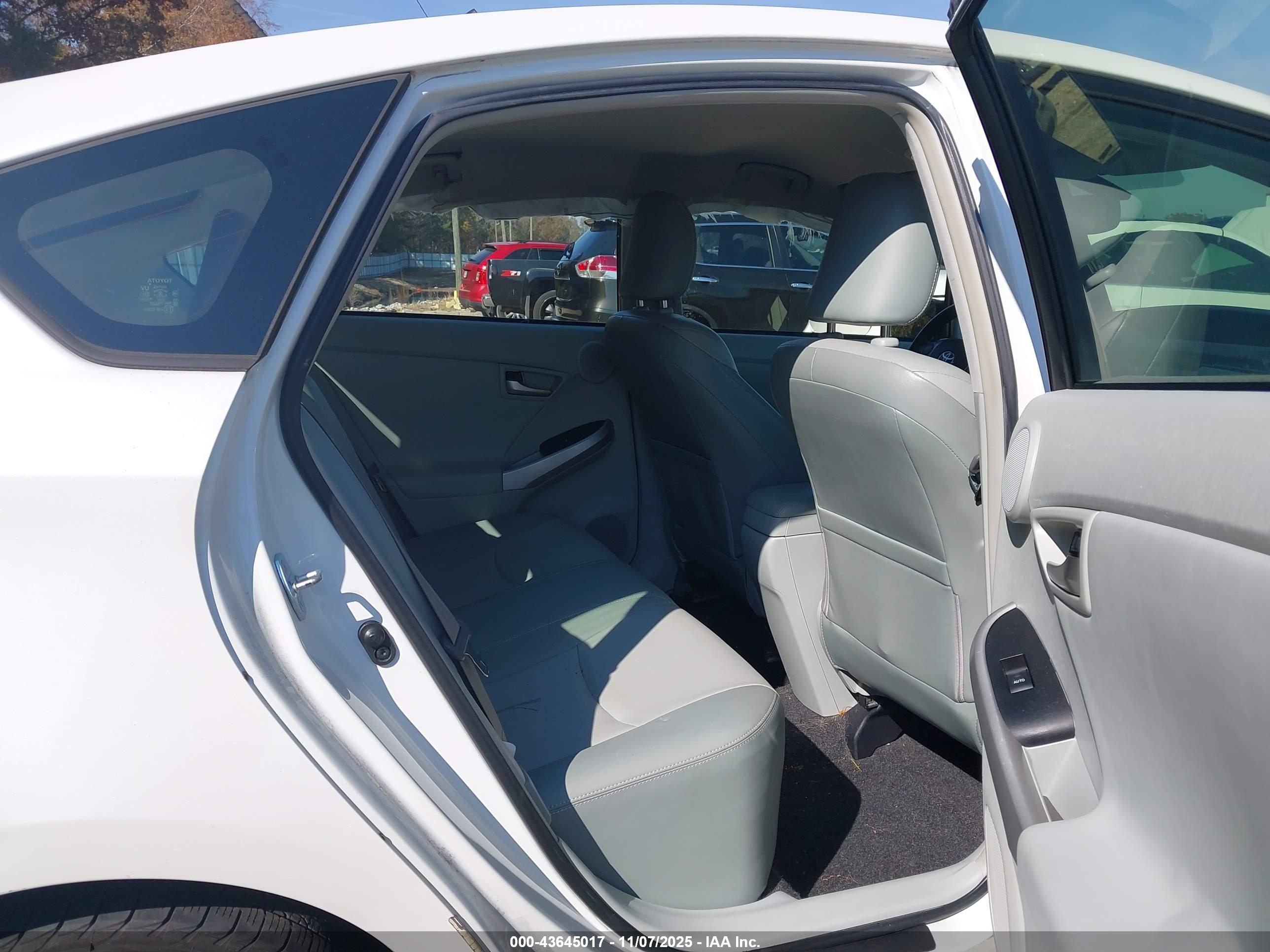 TOYOTA PRIUS image 8
