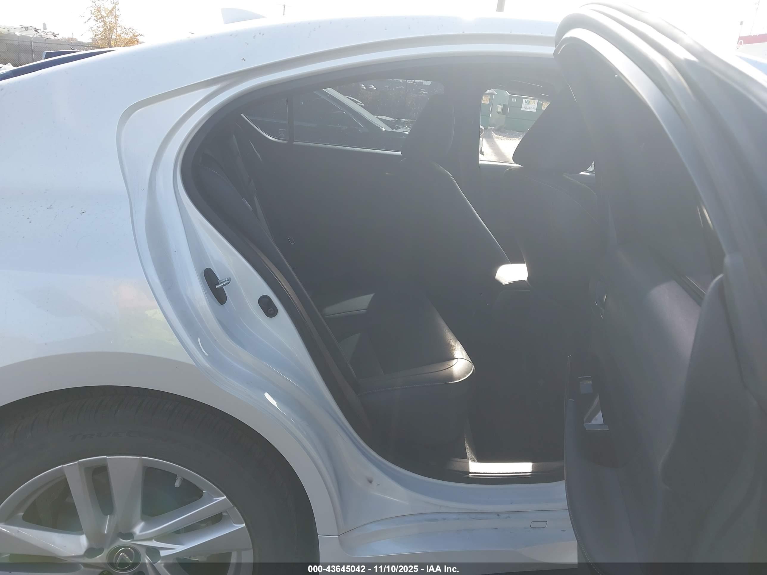 LEXUS IS image 8