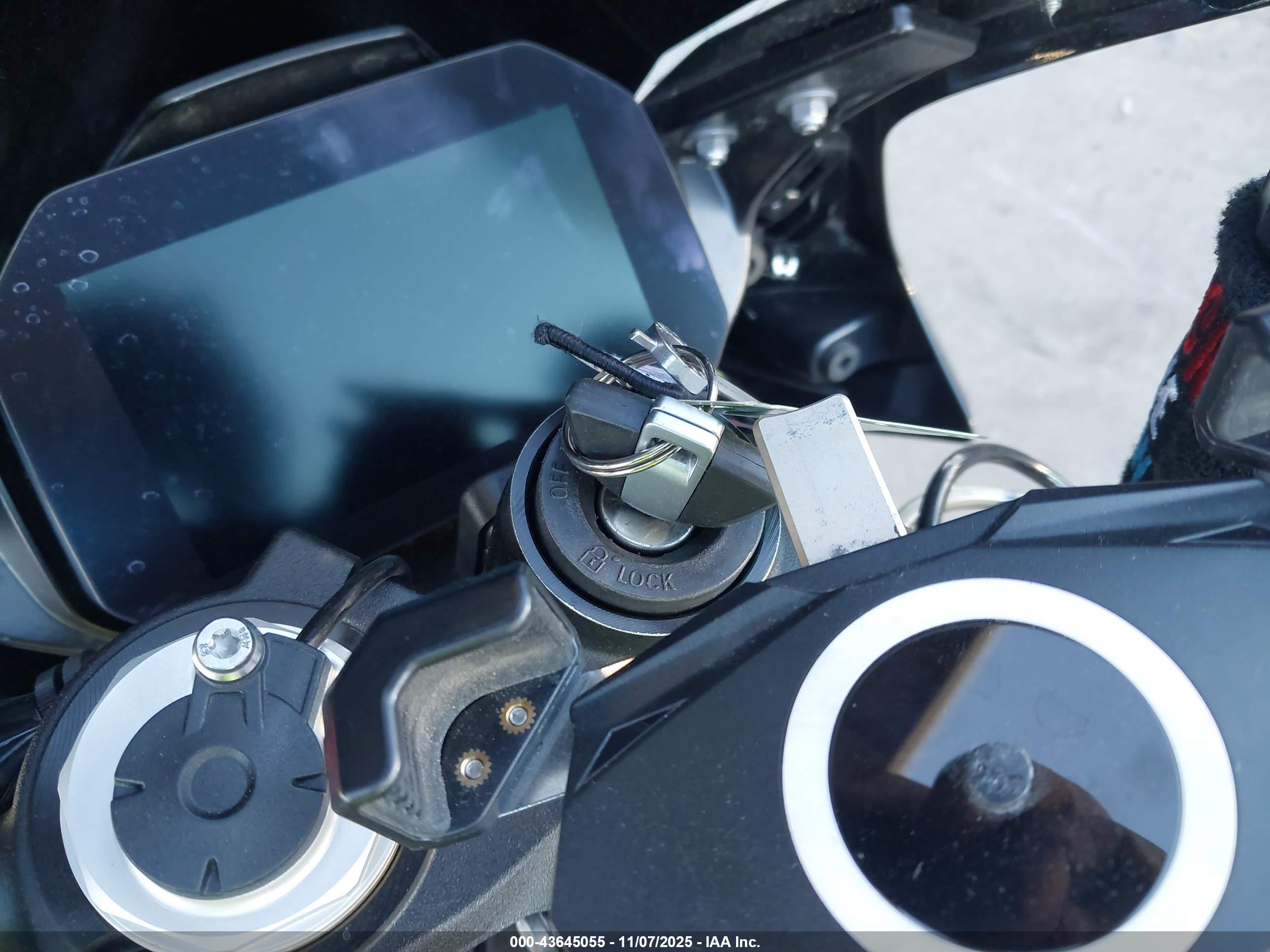 BMW S image 11
