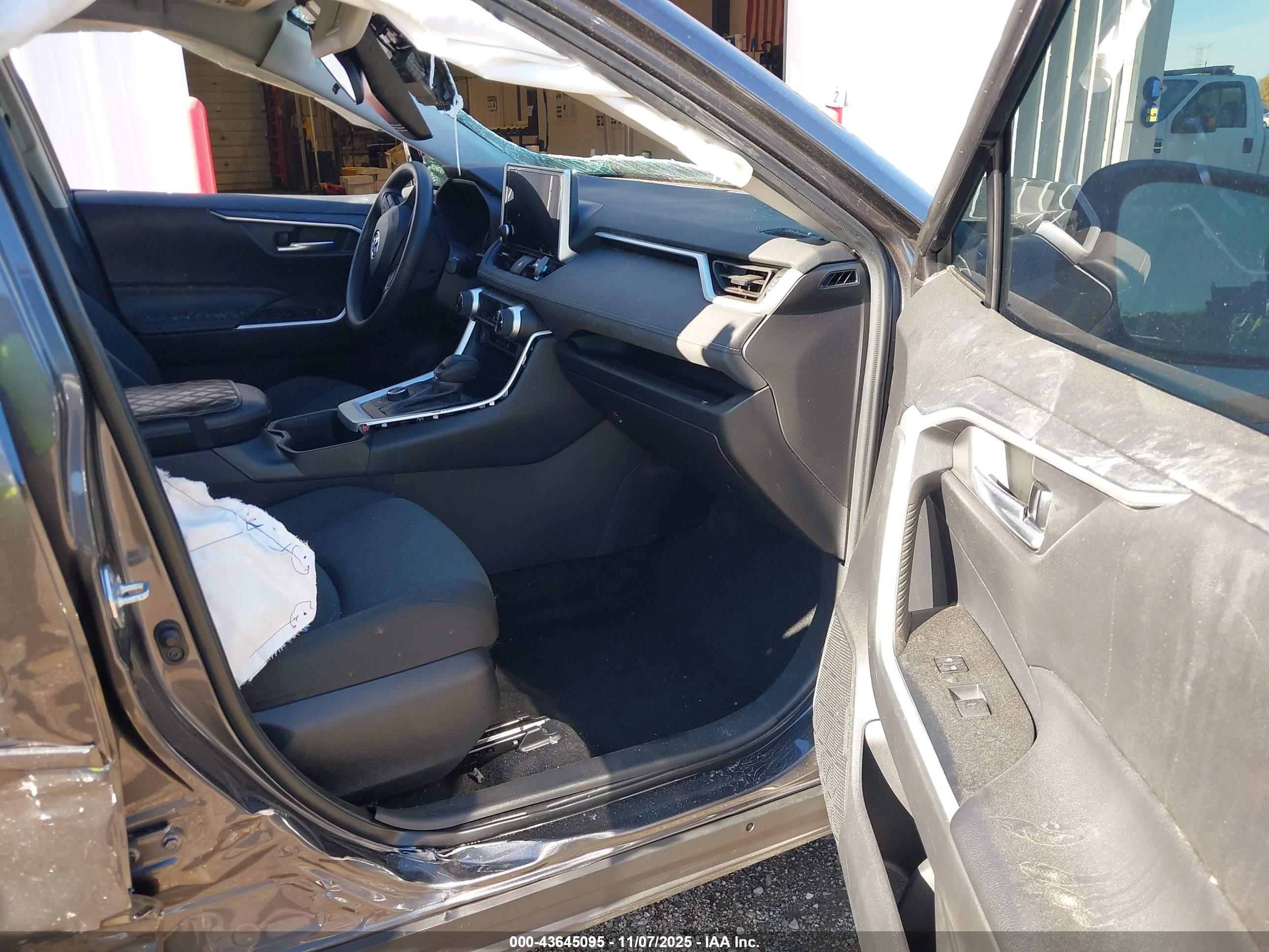 TOYOTA RAV4 image 5