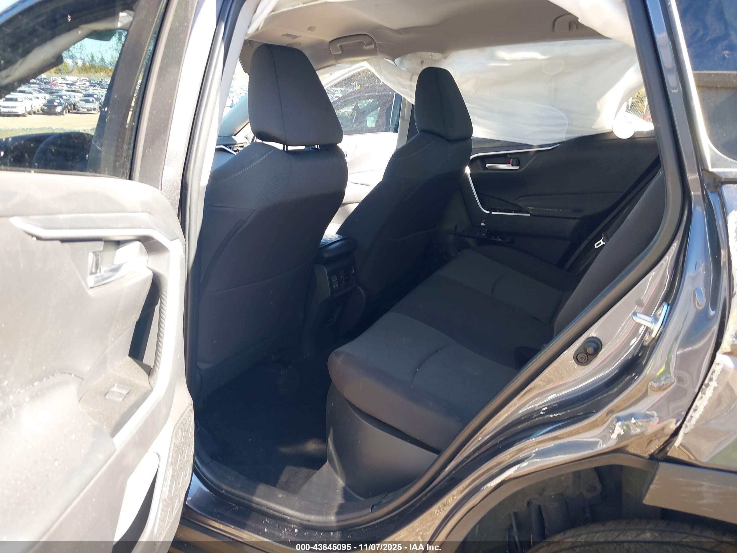 TOYOTA RAV4 image 8