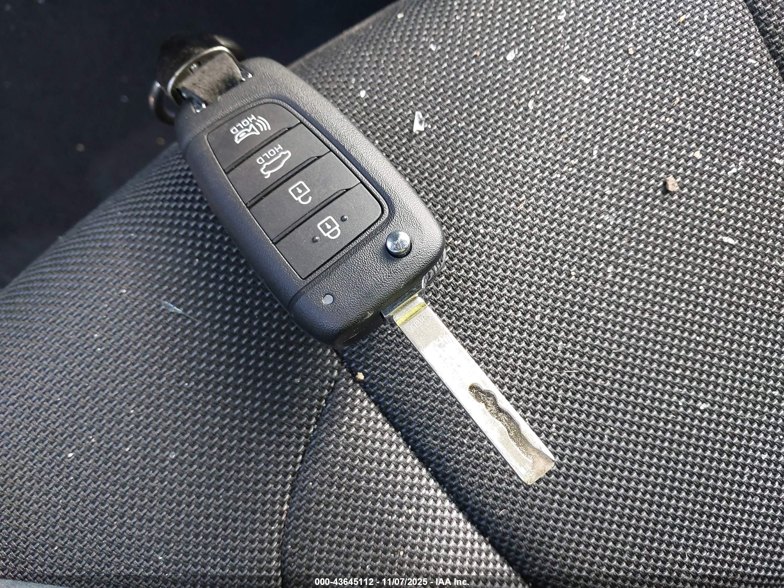 HYUNDAI ELANTRA image 11