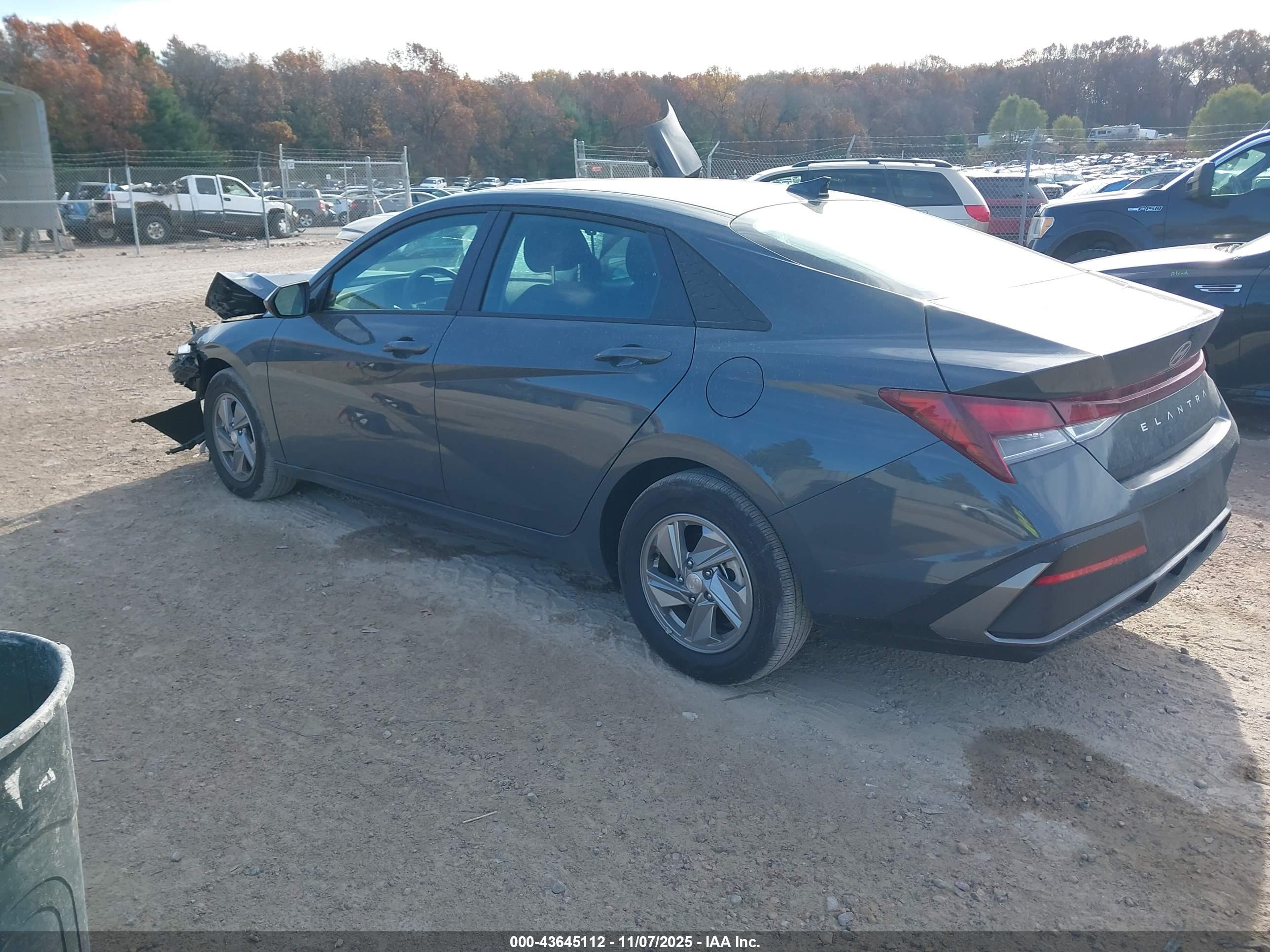 HYUNDAI ELANTRA image 3