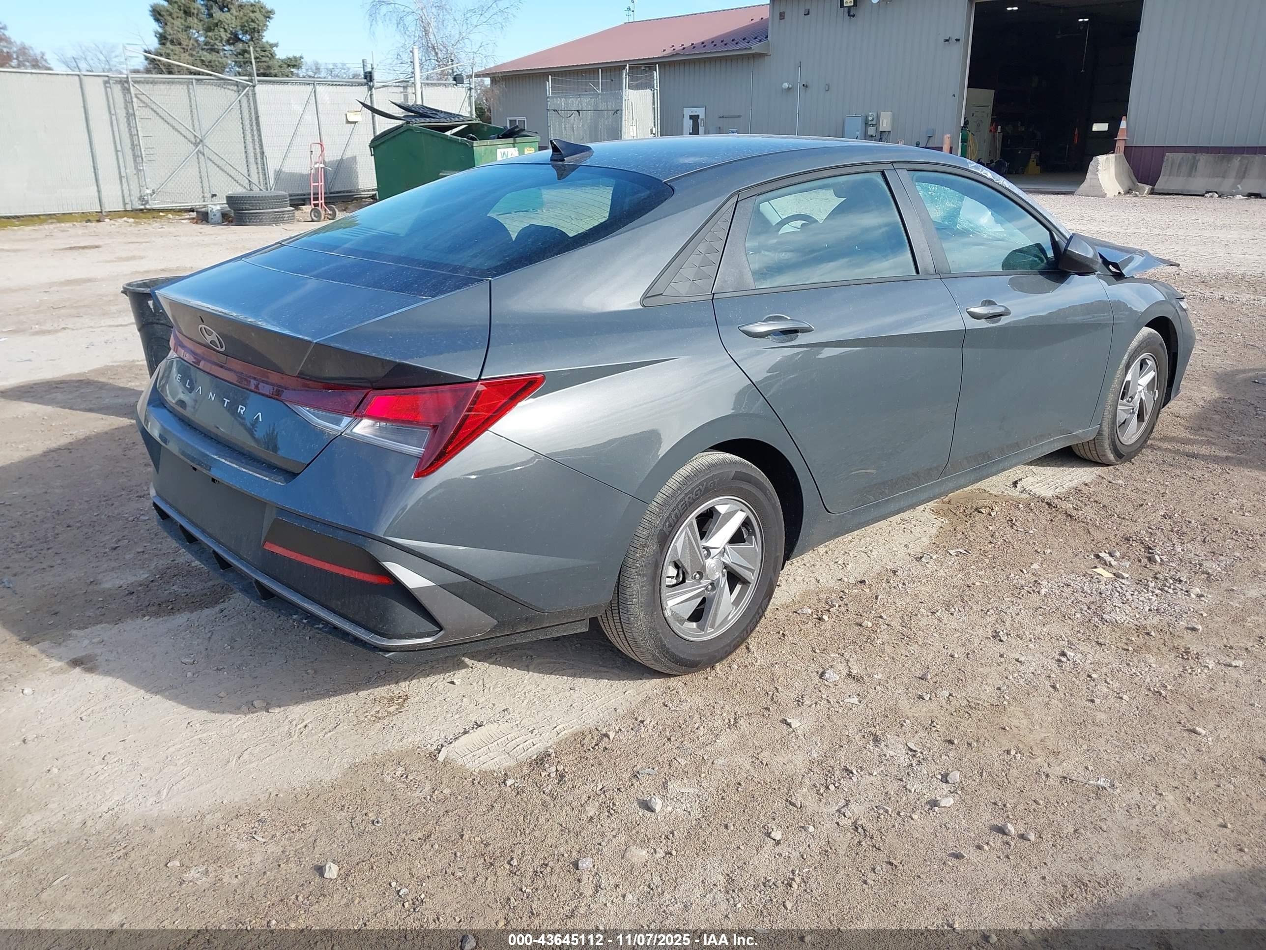 HYUNDAI ELANTRA image 4
