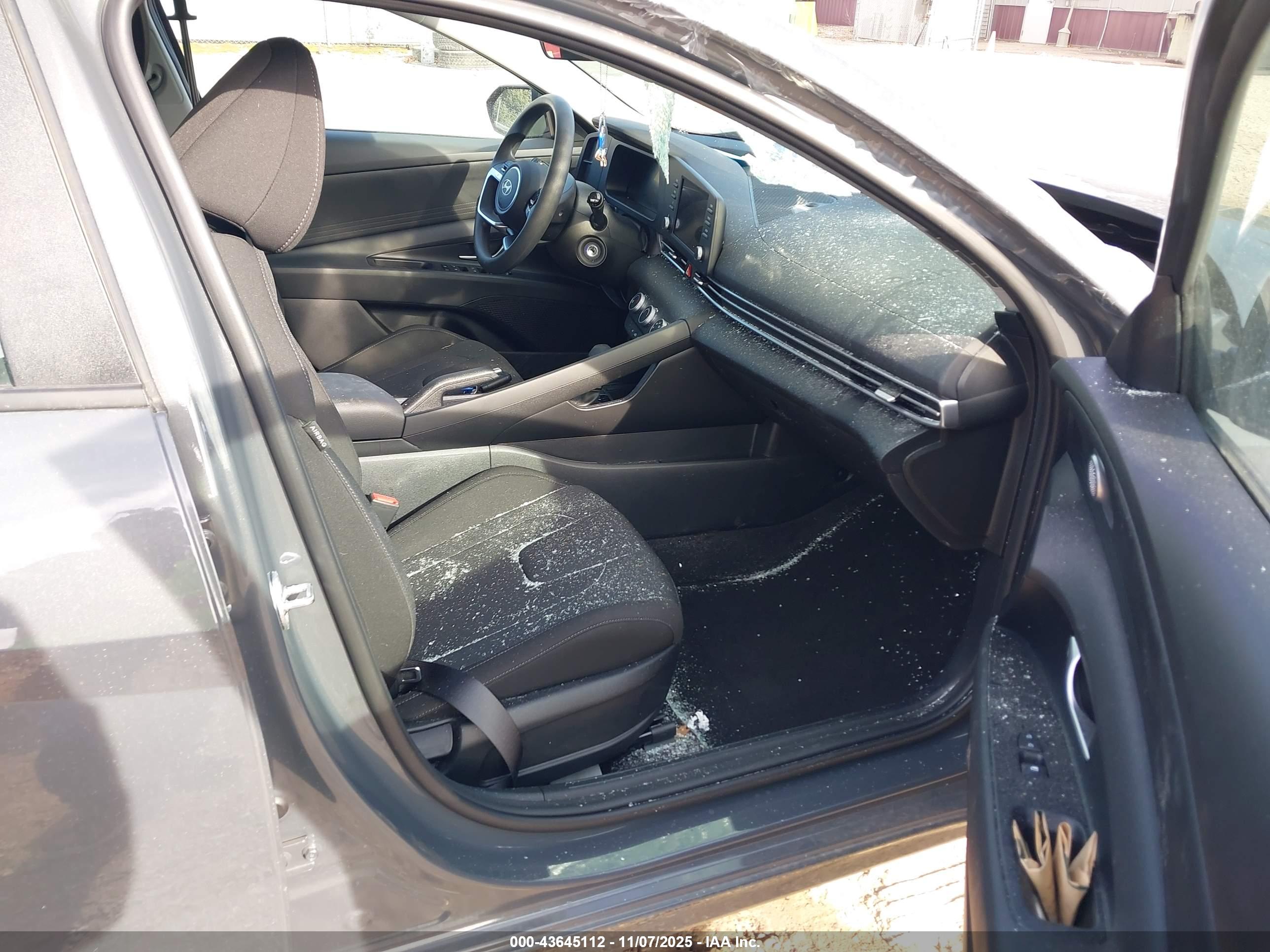 HYUNDAI ELANTRA image 5
