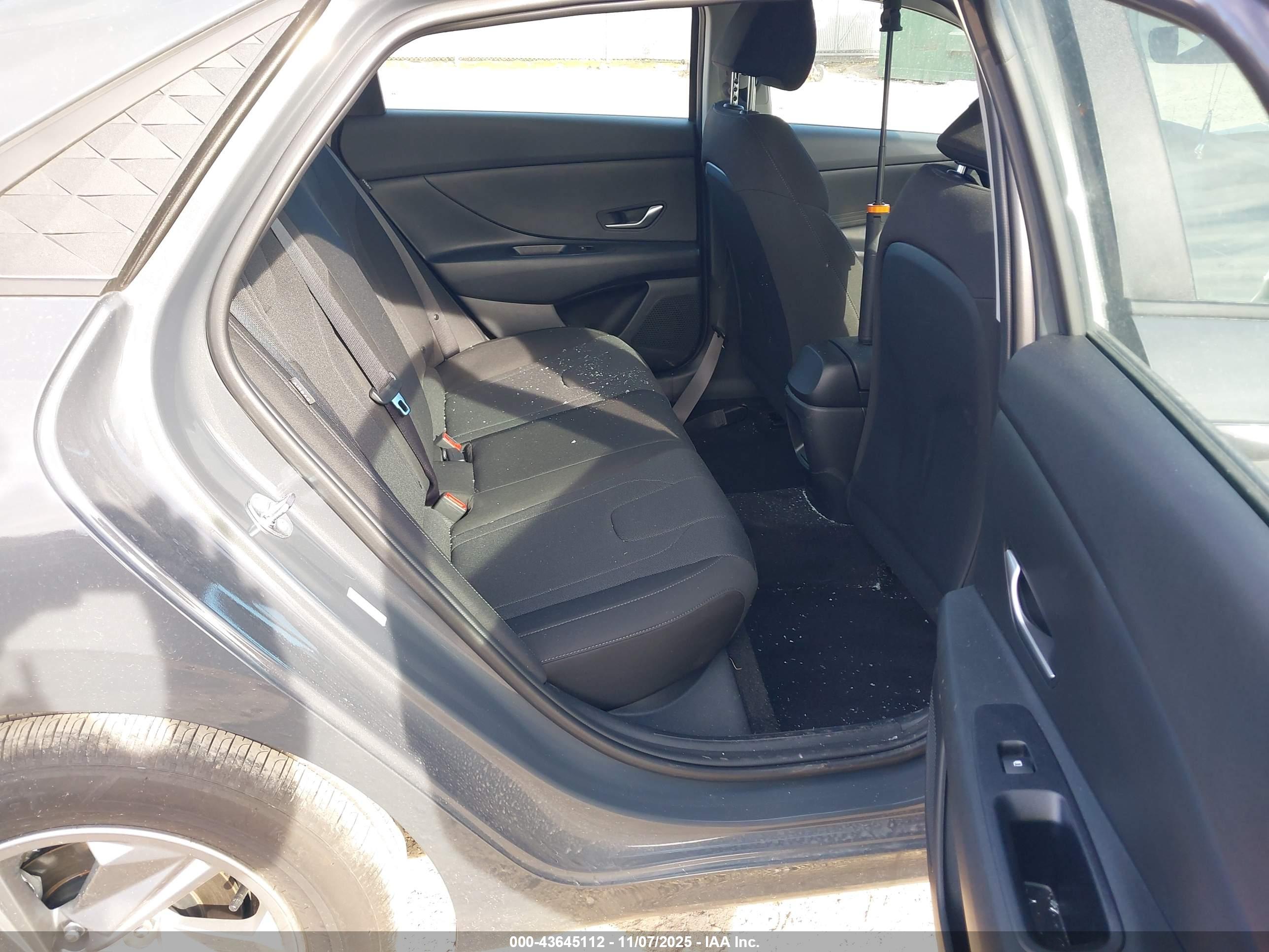 HYUNDAI ELANTRA image 8